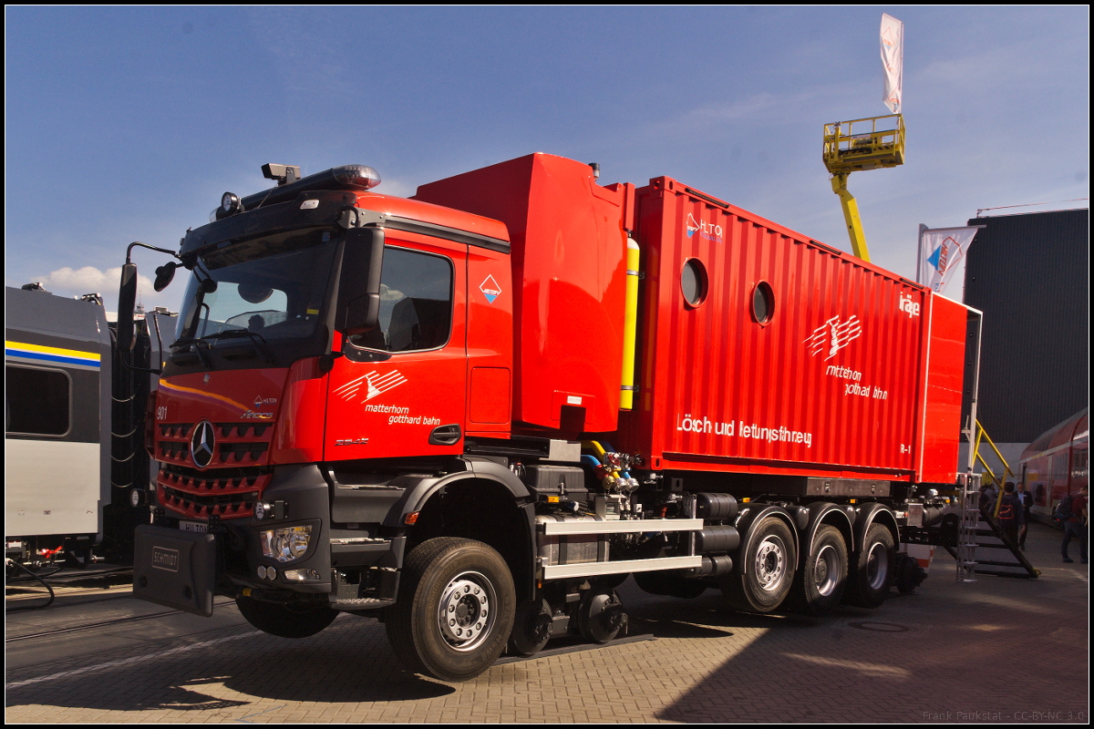 Für die Matterhorn Gotthard Bahn (mgb) wurde auf Basis eines MB Arocs 8x4 2642 ein Zweiwegefahrzeug für die Tunnelrettung Furka von Hilton gebaut. Insgesamt wurden vier dieser Zweiwegefahrzeuge beschafft. Das Fahrzeug mgb 901 stand während der InnoTrans 2018 am 20.09.2018 in Berlin auf dem Freigelände.
<br><br>
Technische Daten (Auszug): Vielfachsteuerung für zwei LKW, Leistung 421 kW, zusätzlicher Hilfsrahmen, Hilfsführerstände auf der Rückseite, Vmax 50 km/h.