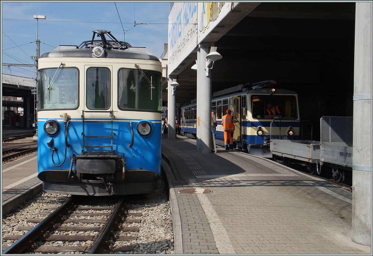 Für den MVR Regionalverkehr Vevey - Blonay und Montreux - Les Avants braucht die MOB in den Spitzenzeiten vier Umläufe. Fällt nun einer der vier GTW Be 2/6 aus, übernimmt vermehrt ein ABDe 8/8 den vierten Umlauf. 
Hier wartet ein solcher auf den Spätnachmittäglichen Einsatz.
2. Okt. 20105