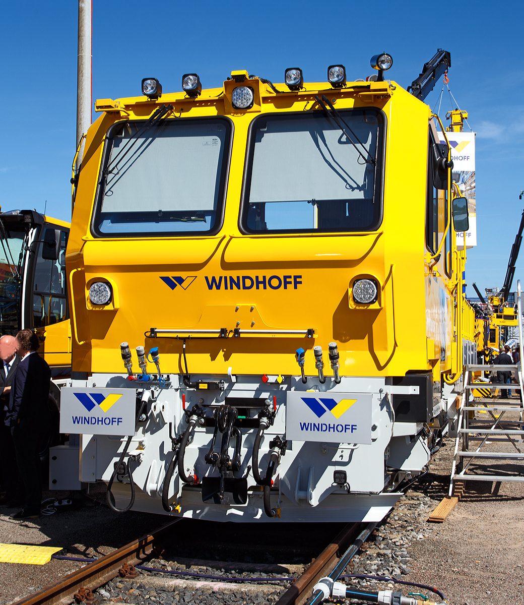 
Für die norwegische Bahn....
WINDHOFF Bahn- und Anlagentechnik GmbH präsentierte auf der iaf 2017 Internationale Ausstellung Fahrwegtechnik in Münster (01.06.2017)  den WINDHOFF WINTRAK 2.2-50L einen Multifunktionaler Baudiensttraktor für die norwegische Bahn (UIC 99 76 9185 157-7).

TECHNISCHE DATEN des WINTRAK 2.2-50L:
Spurweite: 1.435 mm
Achsfolge: B´
Länge über Puffer: 14.240 mm
Achsabstand: 9.000 mm
Treibraddurchmesser: 920 mm (neu)
Breite: 3.000 mm
Höhe: 4.240 mm
Eigengewicht: 41,7 t 
Max. Zuladung: 3,2 t
Max. Achslast: 17 t
Leistung Dieselmotor: 522 kW
Höchstgeschwindigkeit: 100 km/h