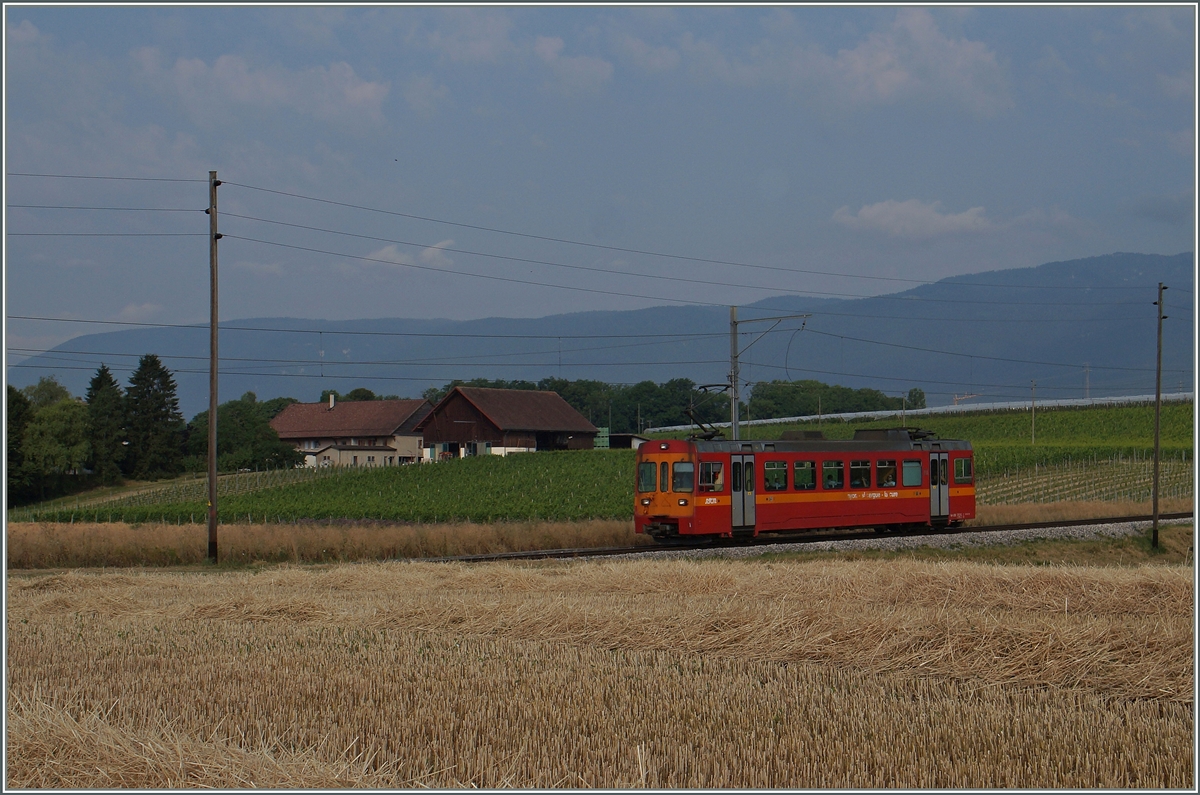 Für den NStCM Regionalzug 215 reicht ein Solo fahrender Be 4/4, hier zwischen La Vuarpillière und Les Plantaz am 6. Juli 2015