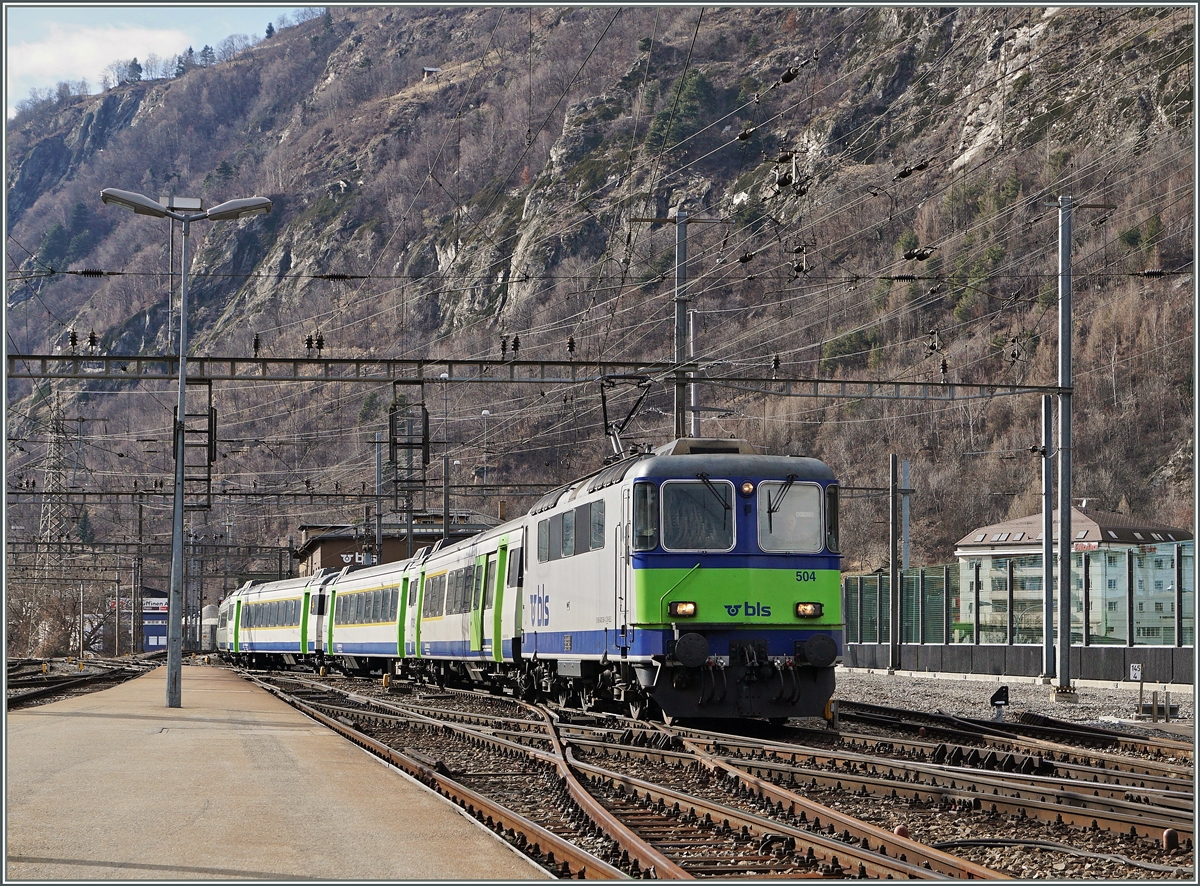 Für eine Skilager Rückreise nach Wichtracht schickte die BLS einen Leermaterial Extrazug nach Brig, bestehnd aus der BLS Re 4/4 504 (UIC 91 85 4420 504-3 CH-BLS) und sechs EW III (AD,A,A B, B, Bt).
19. Feb. 2016