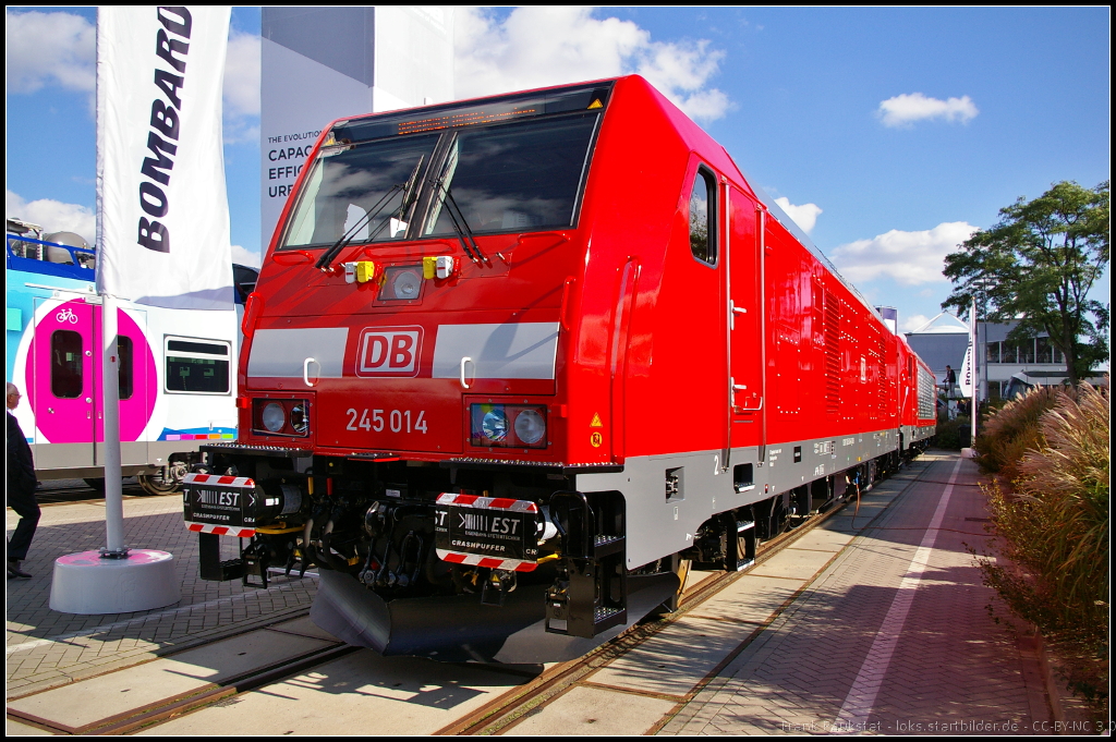 F�r die S�dostbayernbahn Werk M�hldorf, einem Tochterunternehemen von DB Regio, ist die 245 014 vorgesehen. Gebaut im Jahr 2014 wurde sie auch erstmals auf der InnoTrans 2014 in Berlin dem Publikum vorgestellt. Insgesamt wurden 8 Loks des Typs TRAXX P160 DE ME bestellt (NVR-Nummer 92 80 1245 014-6 D-DB).
<br><br>
Daten: L�P 18.9 m, H�he 4.3 m, Breite 2.98 m, Gewicht 83 t, max Geschwindigkeit 160 km/h, Leistung 4x 563 kW, Motor 4x CAT C18