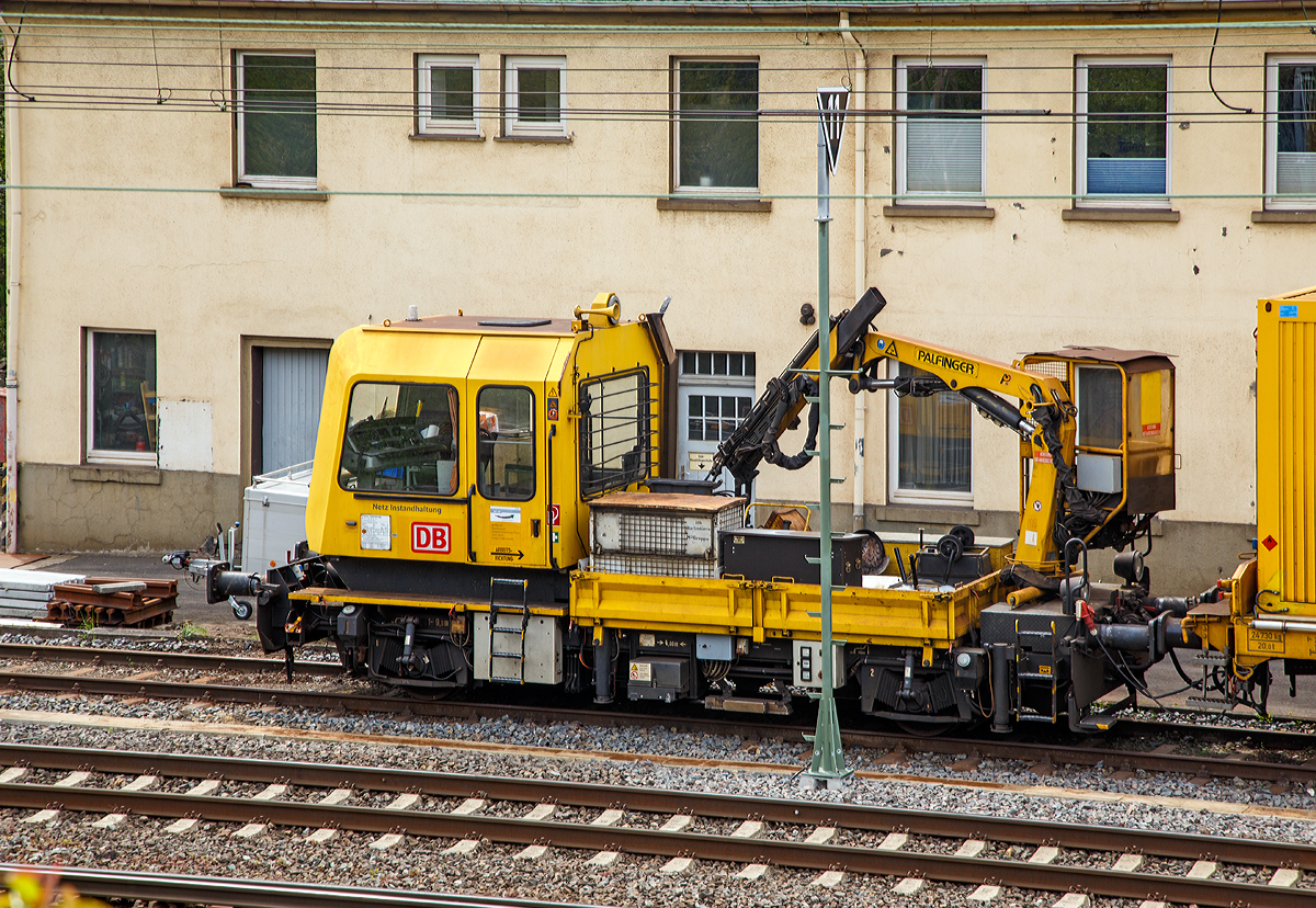 
GAF 100 R (Schweres Nebenfahrzeug Nr. 97 17 50 134 18-3) der DB Netz AG steht am 04.05.2015 in Kreuztal. Es dient als Steuerwagen des LINSINGER Schienenfräszug SF 03 FFS, Schweres Nebenfahrzeug Nr. D-DB 97 33 07 003 18-4. 

Technische Daten von dem GAF 100 R:
Hersteller: GBM (Gleisbaumechanik Brandenburg/H. GmbH)
Fabriknummer:  52.1.108 
Baujahr: 1996
Achsfolge: B
Länge über Puffer: 9.100 mm
Achsabstand: 4.800 mm
Höchstgeschwindigkeit (Hg): 100 km/h
Eigengewicht: 16 t
Zul. Anhängelast: 40 t, bzw. 80 t mit Regelzugeinrichtung dann Hg max. 60 km/h
Nutzlast : 5,0 t
Zur Mitfahrt zugel. Personen: 7
EBA-Nummer: EBA 96 P01 N007
Der Antrieb des zweiachsigen Fahrzeuges erfolgt von einem 6 Zylinder, wassergekühlten MAN D 0826 LOH 07 Dieselmotor mit 169 kW (230 PS) Leistung über Lastschaltwendegetriebe auf die Radsatzgetriebe.