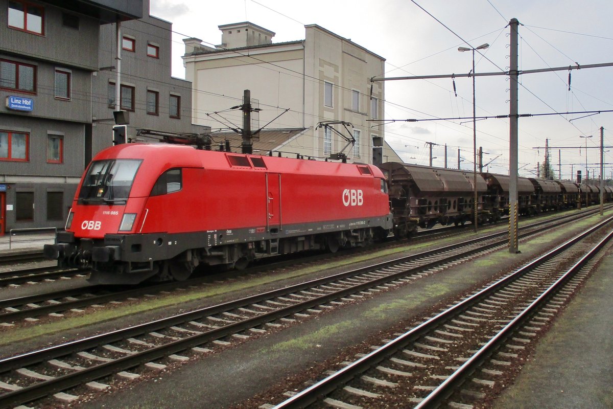 Ganzzug mit 1116 085 steht am 4 April 2017 in Linz Hbf.