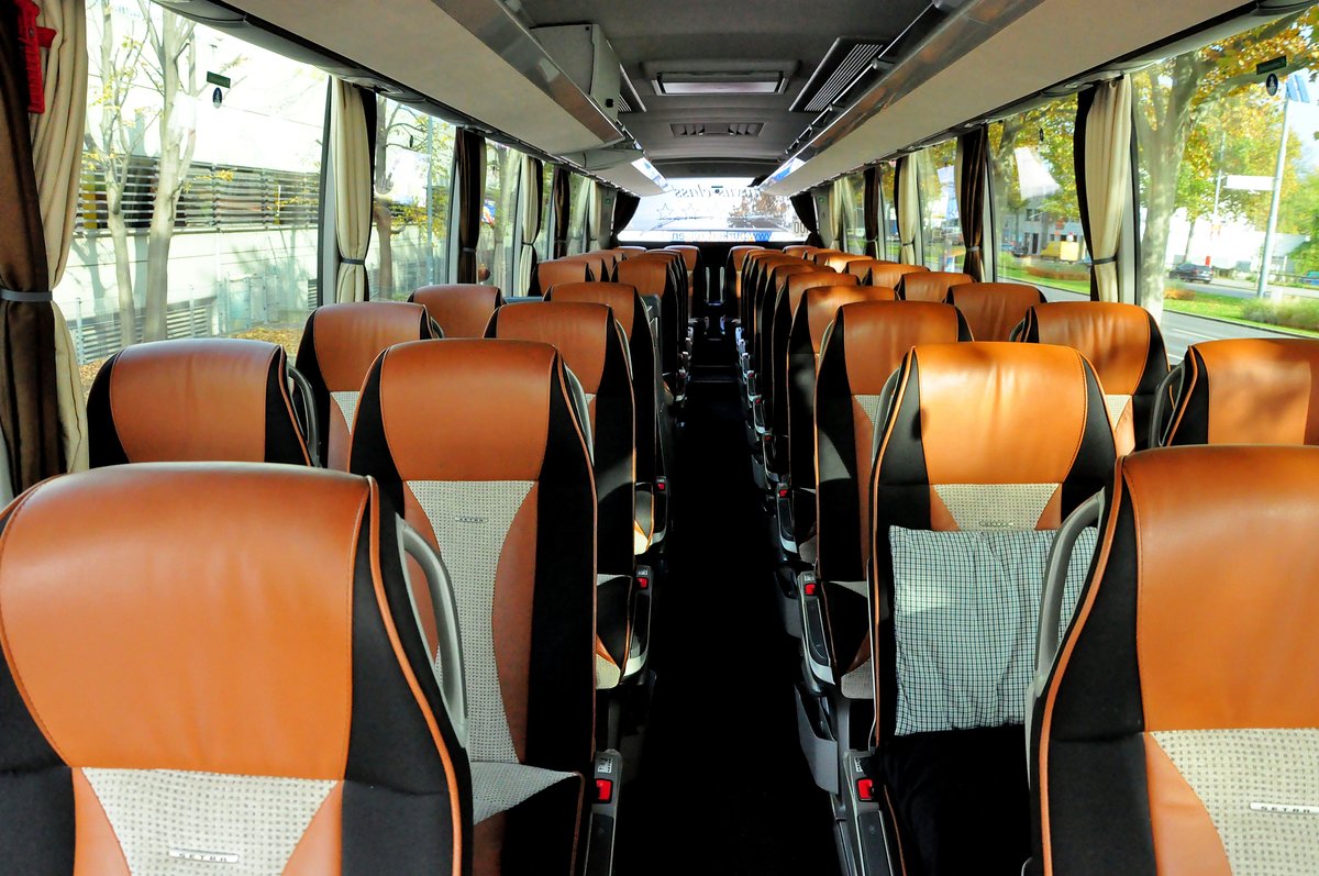 Gediegene Sitze im Luxusbus Setra 515 HD von Burkert Reisen/Reiseteam Erzgebirge aus der BRD in Wien bei der UNO City gesehen.