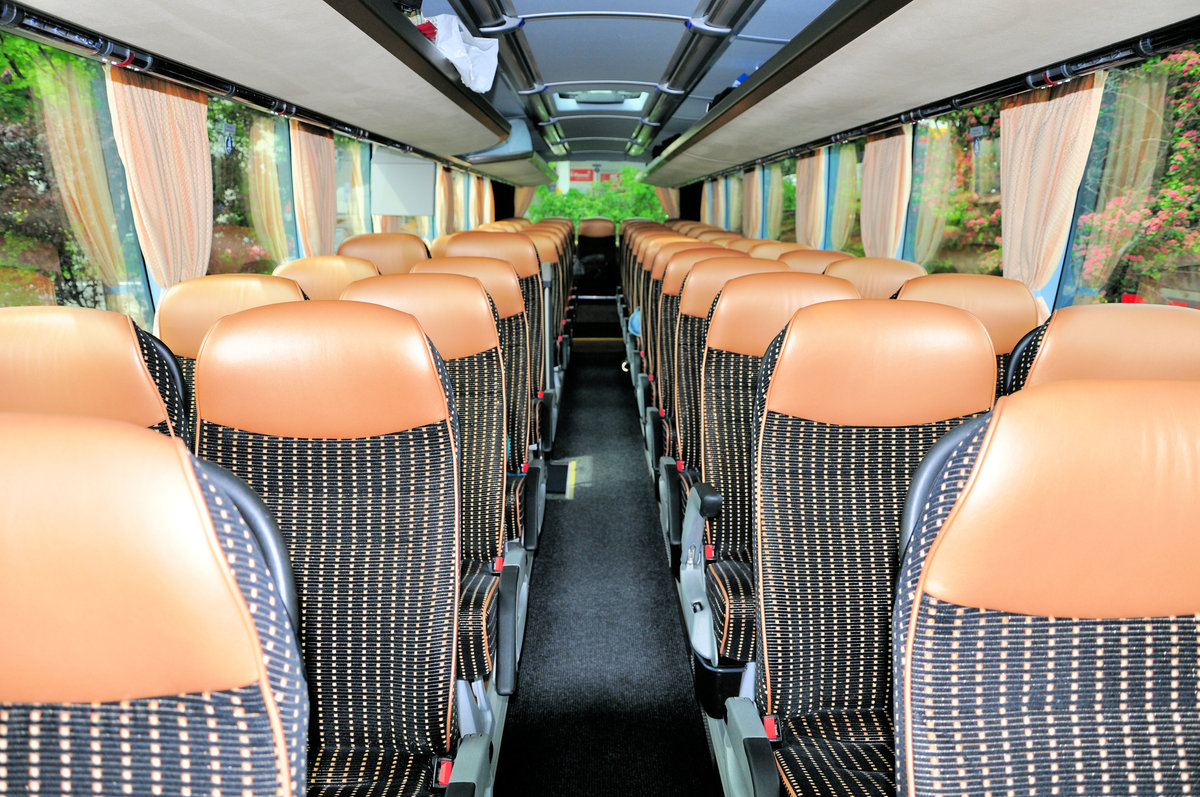 Gediegene Sitze im Neoplan Cityliner von Global Travel Hungary in Krems gesehen.