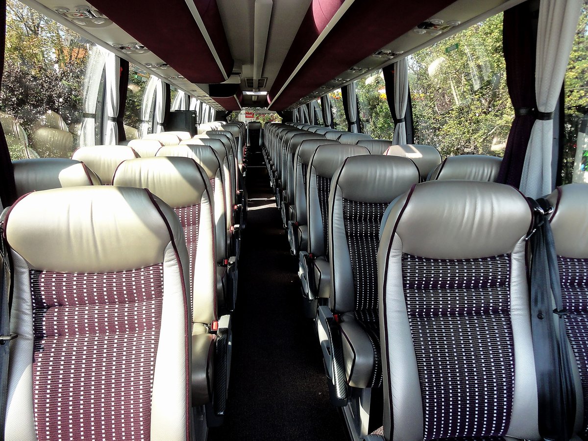 Gediegene Sitze im Volvo 9700 von Zwlfer Reisen aus Melk/Wachau/Niedersterreich in Krems gesehen.