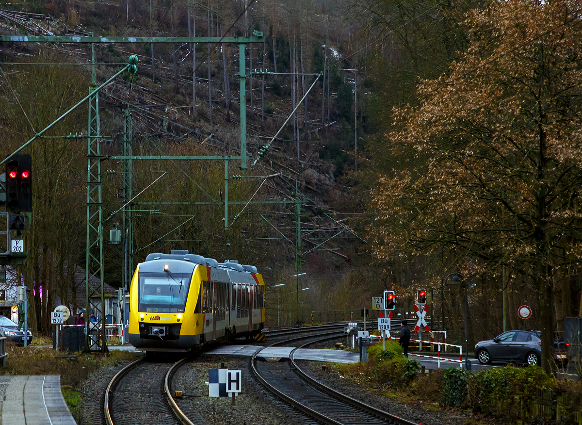 Gefahren von einem freundlichen TF, erreicht der VT 265 (95 80 0648 165-8 D-HEB /95 80 0648 665-7 D-HEB) ein Alstom Coradia LINT 41 der HLB (Hessische Landesbahn), ex Vectus VT 265, am 07.01.2022, als RB 93  Rothaarbahn  (Betzdorf - Siegen - Kreuztal - Bad Berleburg), den Bahnhof Kirchen (Sieg).

Nochmals einen lieben Gruß an den freundlichen Tf  zurück.