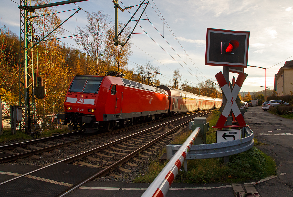 Geführt von der 146 006-2 (91 80 6146 006-2 D-DB) der DB Regio erreicht der RE 9 rsx - Rhein-Sieg-Express (Aachen - Köln - Siegen), hier beim Bü 121,129,  bald dem Bahnhof Kirchen (Sieg). 