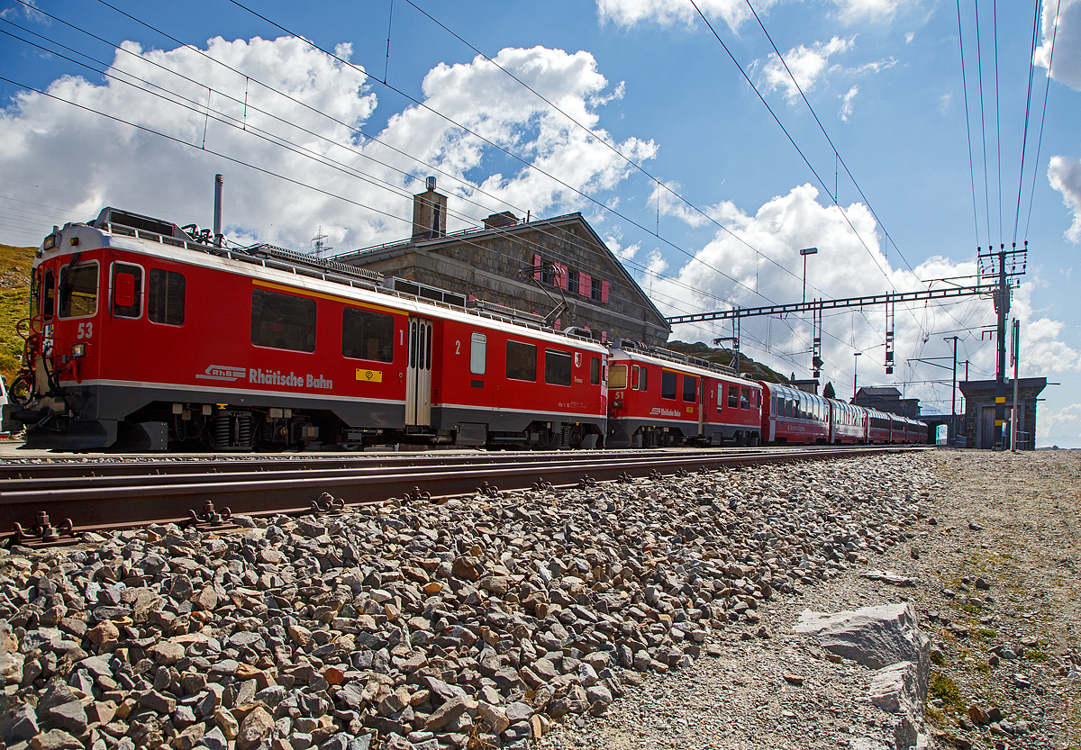 Geführt von den beiden RhB ABe 4/4 III Triebwagen 53  Tirano  und  51  Poschiavo  fährt am 06.09.2021 der Bernina-Express (BEX) nach St. Moritz, nun ohne Halt über den höchsten Punkt der Berninabahn, Ospizio Bernina. 
