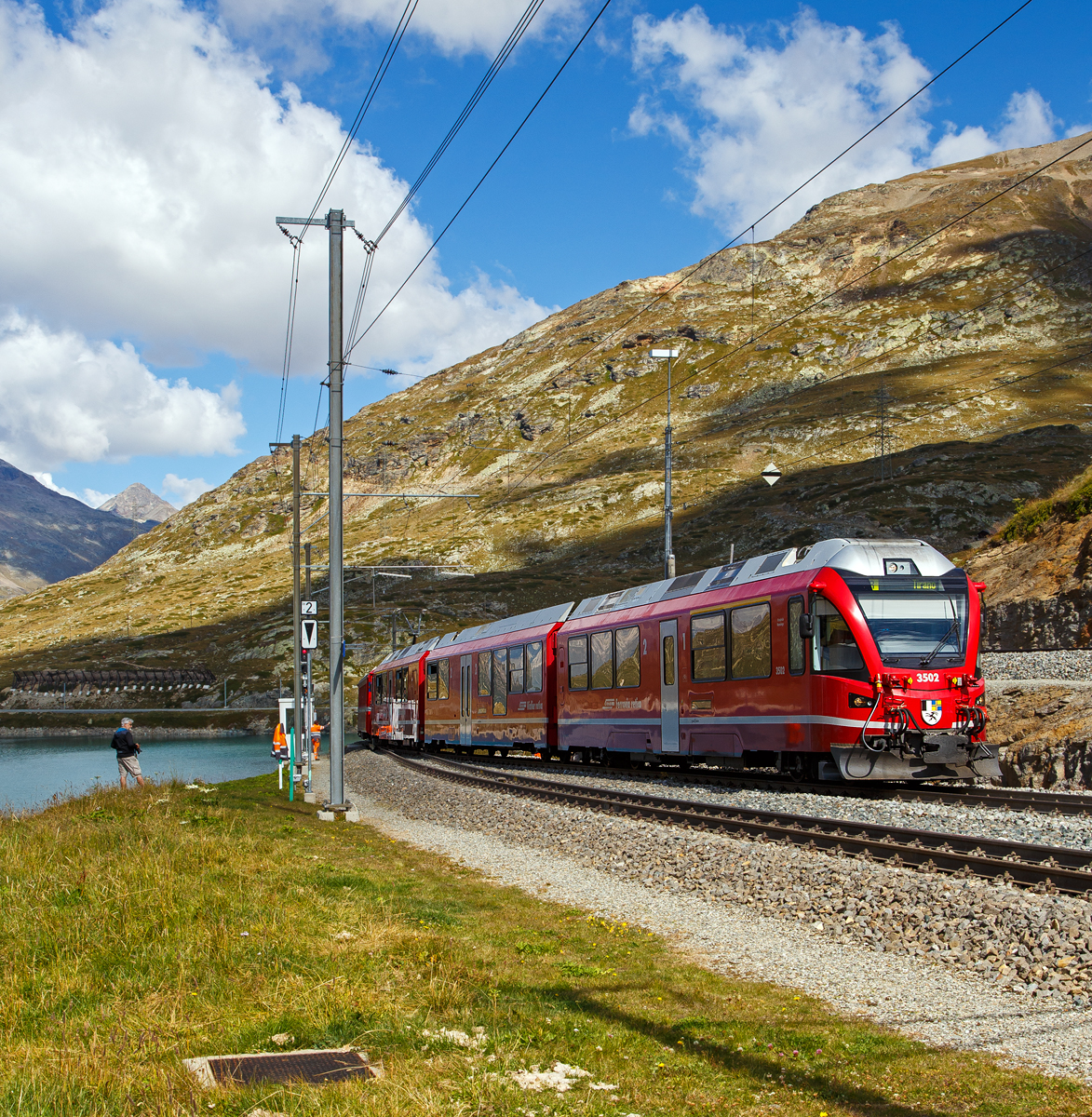 Geführt von dem ALLEGRA-Zweispannungstriebzug RhB ABe 8/12 -3502 „Friedrich Hennings“ erreicht der RhB-Regionalzug nach Tirano am 06.09.2021 bald, dem höchsten Punkt der Berninabahn, Ospizio Bernina. 

Herbert hat den Zug schon im Kasten.