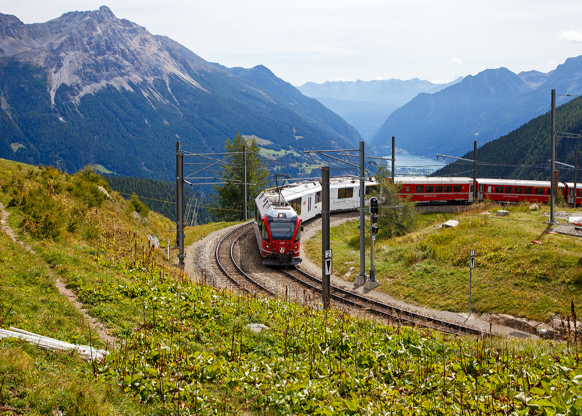 
Geführt von dem RhB ALLEGRA-Zweispannungstriebzug (RhB ABe 8/12) 3506  Anna von Plantai  durchfährt am 13.09.2017 der RhB Regionalzug nach St. Moritz die Himmelskurve in Alp Grüm (ein Gleisbogen im 180°-Winkel) und erreicht bald die Station Alp Grüm. Im Hintergrund das Puschlav und der Lago di Poschiavo.