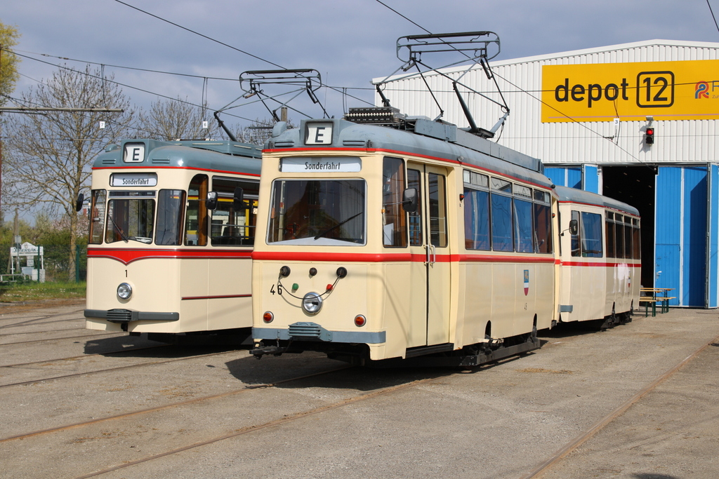 Gelenktriebwagen des Typs G4 und Wagen 46+156 waren am 07.05.2022 bereit für die Besucher im Depot 12 in Rostock-Marienehe