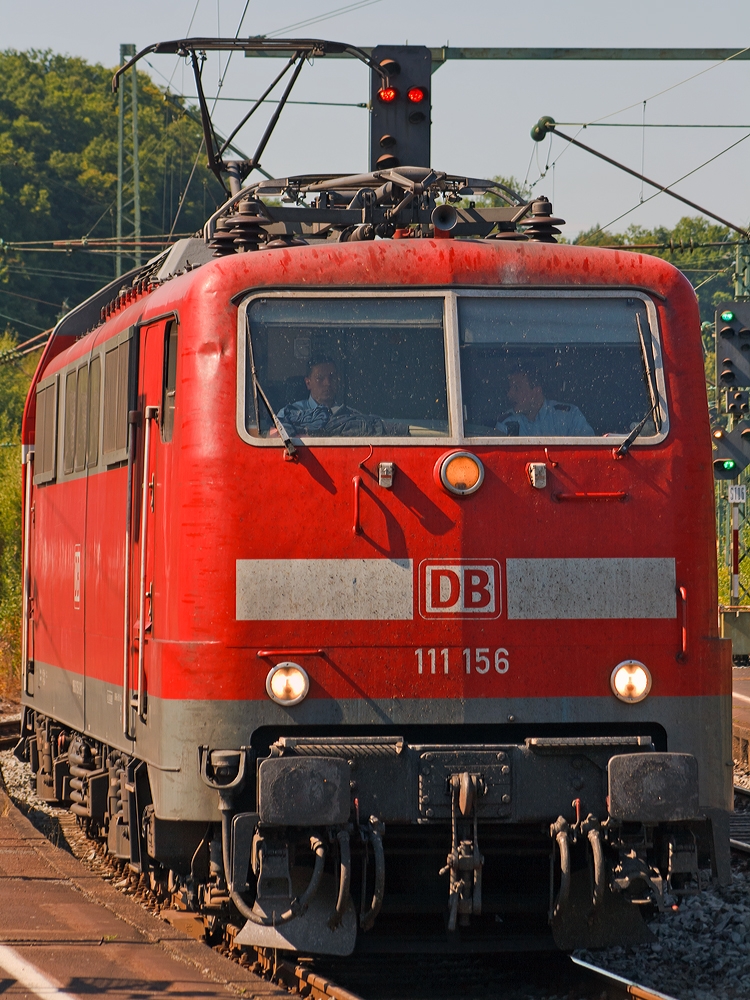 Genau erwischt, an den Seiten belassen, nur oben etwas abgeschnitten....
Die 111 156-6 mit dem RE 9 (Rhein-Sieg-Express) Aachen - Kln - Siegen, fhrt am 06.09.2013 in den Bahnhof Betzdorf (Sieg) ein.
