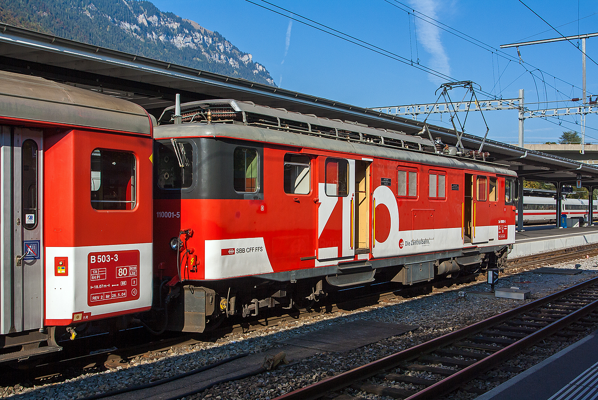 Gepäcktriebwagen zb De 110 001-5, ex SBB Brünig Deh 4/6 906, ex SBB Fhe 4/6, steht am 02.10.2011 in Interlaken Ost mit einem Regionalzug (IR) zur Abfahrt nach Meiringen bereit.

Dieser Triebwagen wurde 1942 von SLM gebaut. Einst war er SBB Brünig Deh 4/6 906 und hatte in einem mittleren Drehgestell einen Zahnradantrieb, beim Umbau 1992 wurde dieser entfernt.

Diese Meterspur-Gepäcktriebwagen De 4/4 II / De 110 wurden 1941 - 1942 als Gepäckzahnradtriebwagen SBB Fhe 4/6 später Deh 4/6 von SLM mit einer elektrischen Ausrüstung von BBC (7 Stück), MFO (5 Stück) und SAAS (4 Stück) für die Brünigstrecke, mit gemischten Adhäsions- und Zahnradbetrieb gebaut. Da die Schweizerischen Bundesbahnen (SBB) während des Zweiten Weltkriegs ihre meterspurige Brüniglinie mit dem bei der Normalspur üblichen Wechselstrom 15 kV 16 2/3 Hz elektrifizierte, beschaffte sie eine Serie von 16 Zahnrad-Gepäcktriebwagen. Ab 1954 wurden sie durch zwei HGe 4/4 I entlastet, bis 1990 zur Ablieferung der HGe 4/4 II (101) versahen die Deh 4/6 aber ihren Dienst auf der Gesamtstrecke Luzern-Meiringen-Interlaken Ost. Anfang der 1990er Jahre wurden die Deh 4/6 in zahnradlosen Gepäcktriebwagen De 4/4 110 umgebaut und die SBB setzte sie nur noch für die Talpendelzüge ein.

TECHNISCHE DATEN der De 110: 
Spurweite: 1.000 mm 
Achsformel: Bo'Bo' 
Länge über Kupplung: 14.600 mm 
Drehzapfenabstand: 9.400 mm 
Achsabstand im Drehgestell: 2.500 mm
Treibraddurchmesser: 900 mm (neu)
Gewicht: 42 t
Nutzlast: 3 t
Höchstgeschwindigkeit: 75 km/h   
Leistung: 930kW ( 1.270 PS )

Vor dem Umbau als Deh 4/6:
Hersteller: SLM / BBC / SAAS
Nummerierung: 901-916
Baujahr:1941
Achsformel: Bo' 2'zz Bo'
Achsabstände: 2.500 / 1.730 / 3.440 / 1.730 / 2.500 mm
Zahnradabstände: 2.350 mm
Gewicht: 54 t
Nutzlast: 3 t
Höchstgeschwindigkeit Adhäsion: 75 km/h
Höchstgeschwindigkeit Zahnrad: 33 km/h (Bergfahrt)
Leistung:	894 KW
Stundenleistung:809 kW (1.100 PS) bei 31 km/h
Anfahrzugkraft: Adhäsion 137 kN / Zahnrad 275 kN
Stundenzugkraft: Adhäsion 137 kN / Zahnrad 186 kN
Treibraddurchmesser: 900 mm (neu)
Laufraddurchmesser: 710 mm (neu)
Treibzahrad-Teilkreis-Ø: 860 mm
Zahnradsystem: Riggenbach
Zahnübersetzung: 1 : 11,42
Leistung Zahnrad:	2 x 255 = 510 KW
Stromsystem:	15 kV, 16⅔ Hz ~

In Erwartung des Kohlenmangels des heraufziehenden Zweiten Weltkrieges, aber auch aus militärischen Gründen, sowie das Alter des Dampflokparks, hatten die SBB bewogen, baldmöglichst auch die Meterspurstrecke am Brünig zu elektrifizieren. Für die Strecke Luzern-Meiringen benötigte man, dank guter Vorbereitung, ab März 1940 nur eineinhalb Jahre bis zur Fertigstellung. Die restliche Strecke nach Interlaken Ost wurde zum Jahresende 1943 mit Oberleitung versehen. Das Firmenkonsortium SLM, BC, MFO und SAAS wurden beauftragt, einen Gepäcktriebwagen mit gemischten Adhäsions- und Zahnradantrieb zu entwickeln. Weiter sollten Gepäckwagen eingespart werden. So entstand ein Fahrzeug in bemerkenswerter Technik. Der geschweißte Lokomotivkasten mit zwei Endführerständen ruhte auf drei kurzgekuppelten Drehgestellen, wovon die beiden führenden der Adhäsion dienten, das mittlere Innenrahmen Laufgestell trug die Zahnradtechnik. So schuf man ein zuerst effektives Fahrzeug, das trotz seines kräftigen Zahnradantriebes für höhere Geschwindigkeiten im Flachland geeignet war. Dabei wurde das Gleis geschont.

Die einzige Schmalspurbahn der Schweizerischen Bundesbahn (SBB) Luzern-Meiringen-Interlaken Ost überwindet mit Hilfe des Zahnstangensystems Riggenbach den Brünigpaß auf 1.002 m über Meeresspiegel mit bis 121 ‰ Steigung. Mit den 1941 in Dienst gestellten Zahnrad-Gepäcktriebwagen Fhe 4/6 bzw. später Deh 4/6 begann die elektrische Zugförderung. Die letzten der einst 16 Triebwagen sind heute noch als Reservefahrzeuge vorhanden - als Deh 120 mit Zahnradantrieb bzw. als De 110 für die Talstrecken im reinen Adhäsionsbetrieb.

Umbau für Talpendelzüge:
Ende 1987 wurde der Deh 4/6 913 durch die Brünig-Werkstätte Meiringen versuchsweise auf reinen Adhäsionsbetrieb umgebaut, wobei das mittlere Zahnradtriebgestell, entfernt wurde. Das Fahrzeug wurde für den Pendelzugbetrieb (mit Steuerwagen) auf den Talstrecken der Brünigbahn hergerichtet und erhielt die Bezeichnung De 4/4 913.

Von der restlichen Serie der Deh 4/6 schied der 915 durch Unfall 1990 aus, die 905 und 907 wurden 1991 an die benachbarte Luzern-Stans-Engelberg-Bahn (LSE) verkauft. Die LSE baute zwischen 1991 und 1992 den 905 ebenfalls um, daraus entstand der LSE De 4/4 121; der 907 wurde als LSE Deh 4/6 122 weiterbetrieben, ehe er zwischen 1993 und 1994 ebenfalls zu einem De 4/4 umgebaut wurde.

Die SBB bauten nach dem 913 zwischen 1991 und 1993 fünf weitere Deh 4/6 – die 903, 906, 908, 910 und 912 – nach demselben Muster um. Dabei erhielten die umgebauten Fahrzeuge erstmals die neue Baureihenbezeichnung De 110 000–004, der 913 wurde als letzter 1993 in De 110 005 umgezeichnet. Die verbliebenen sieben Deh 4/6 wurden ebenfalls 1993 in Deh 120 006–012 umgezeichnet und führen damit die Laufnummern der De 110 fort, wodurch sich Verwechslungen im Betrieb vermeiden lassen.

Durch die Zusammenlegung der LSE und der Brüniglinie zur Zentralbahn (ZB) per Anfang 2005, sind sämtliche verbliebenen Fahrzeuge seither wieder bei demselben Unternehmen.

Nach dem Umbau übernahmen die De 110 die Regionalzüge Luzern–Giswil, Luzern–Stans und Interlaken Ost–Meiringen. In diesen Diensten wurden sie ab 2005 durch die neuen Spatz-Triebzüge abgelöst, verblieben aber als Reserve. Nach Eröffnung des neuen Tunnels nach Engelberg werden zwei HGe 4/4 II auf dieser Linie benötigt, wodurch die Interregios auf dem Abschnitt Interlaken Ost–Meiringen vorübergehend wieder mit De 110 bespannt werden müssen. Im Dienst waren Anfang 2012 noch die fünf De 110 001–003 und 021–022. Bis Mitte 2015 war der De 110 021 als letztes Fahrzeug in Luzern abgestellt.
