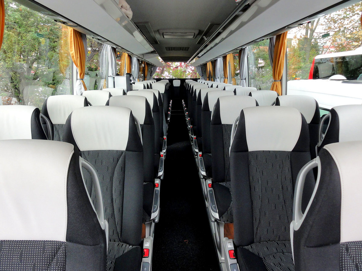 Gepflegte Sitze im Setra 515 HD von Blaguss Reisen aus Wien,in Krems gesehen.