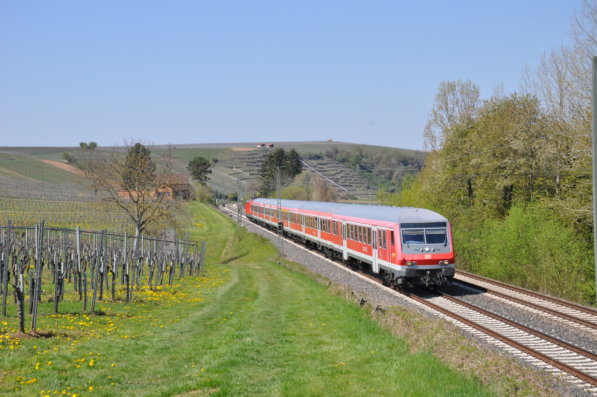 Geschoben von 147 001 ist diese Regionalbahn am 19.04.2019 auf dem Weg von Heilbronn Hbf nach Stuttgart Hbf und ist hier zwischen Nordheim(Württ) und Lauffen(Neckar) unterwegs. 