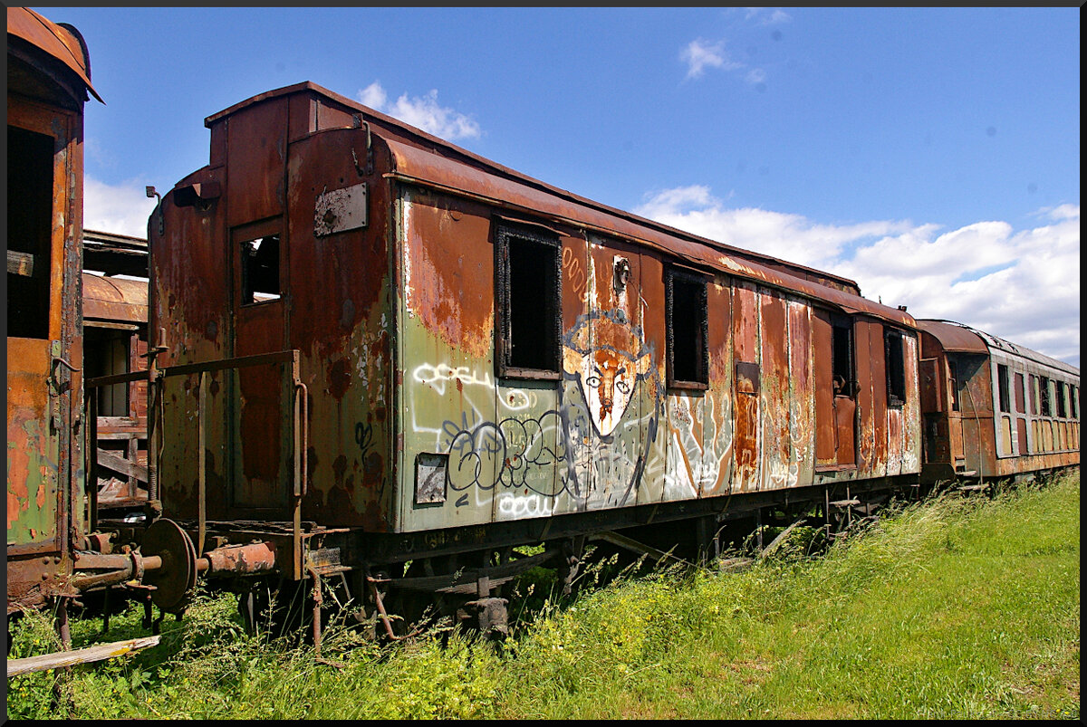 Gleich mehrere Nummern und Gattungskennzeichen hat dieser alte Personenwagen mit Plattform und Oberlichter getragen. Eine war  NJJ 6 , doch eine Recherche brachte nichts zu Tage. Eindeutig war hingegen ČSD 94549, wahrscheinlich somit im Bahndiensteinsatz.

Jaromer, 29.05.2022
