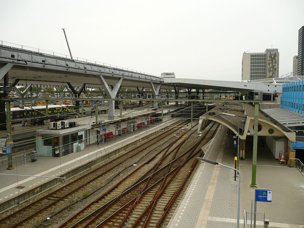 Gleis 1, 2 und 3 Umbau Rotterdam Centraal Station 21-09-2011.

Spoor 1 t/m 3 tijdens de bouw van het nieuwe station. Langs het perron bij spoor 1 is een houten uitbouwsel te zien. Deze  taartpunt  was nodig, omdat de Thalys treinstellen net te lang waren om volledig langs het perron te komen. Rotterdam Centraal Station 21-09-2011.