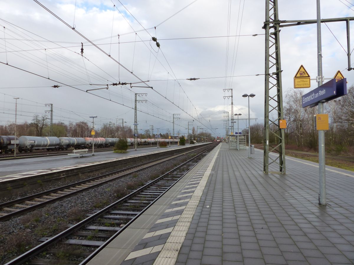 Gleis 2 und 3 Bahnhof Emmerich am Rhein 12-03-2020.

Spoor 2 en 3 gezien in richting Wesel. Emmerich 12-03-2020.