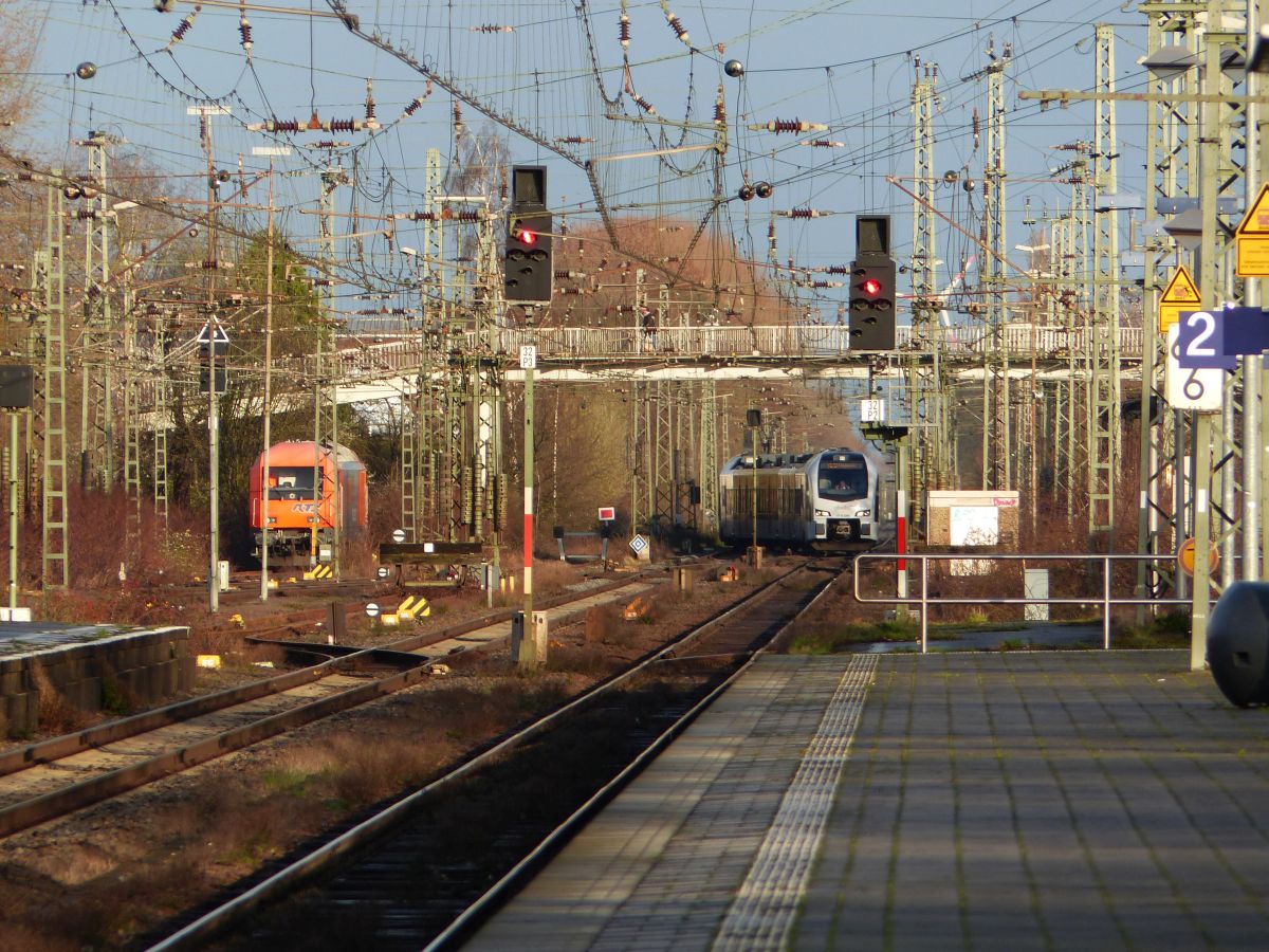 Gleis 2 und 3 Bahnhof Emmerich am Rhein 12-03-2020.

Spoor 2 en 3 gezien in richting Wesel. Emmerich 12-03-2020. 