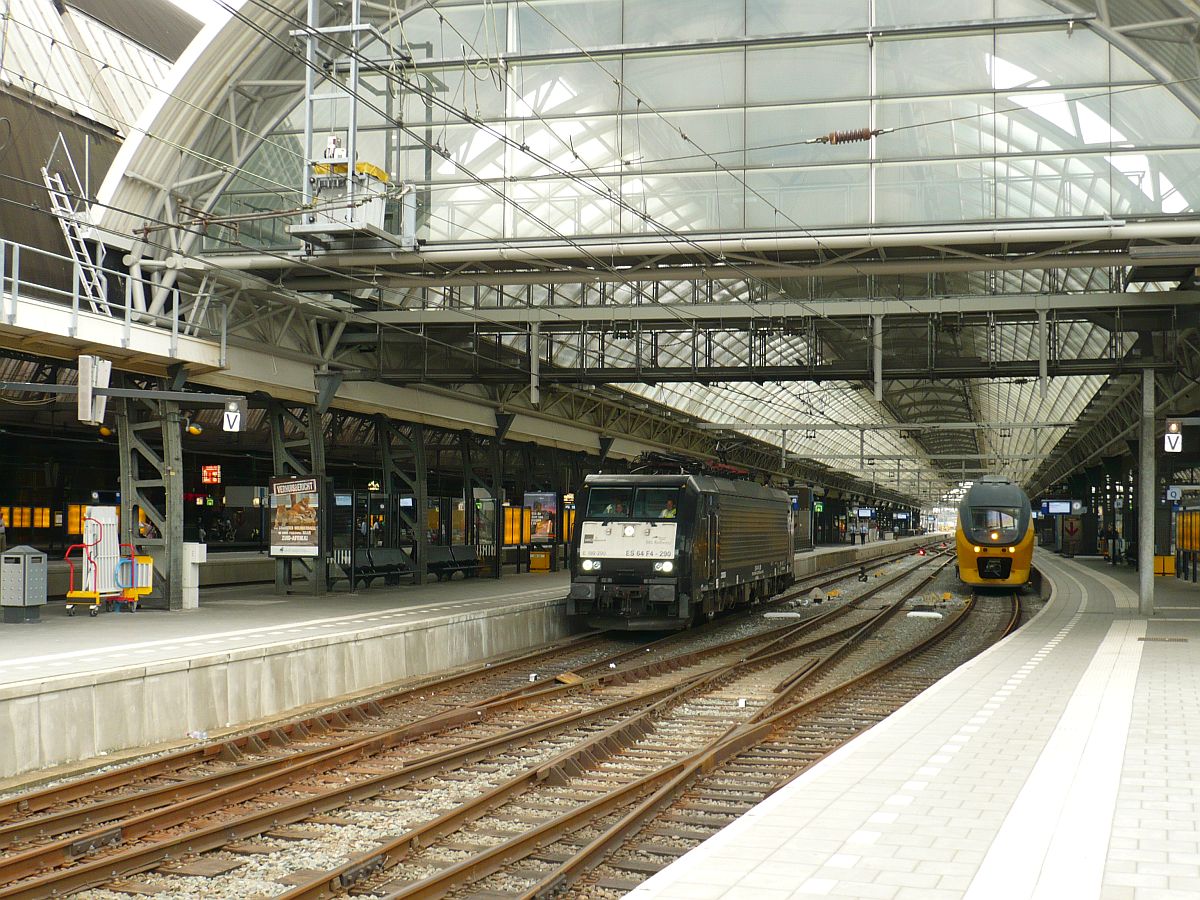 Gleis 8, 9 und 10 mit ERS Lok 189 290-0. Amsterdam Centraal Station 06-08-2014.


Spoor 8, 9 en 10 met ERS meerspanningslocomotief 189 290-0 tijdens instructie ritten voor NSR. Amsterdam Centraal Station 06-08-2014.