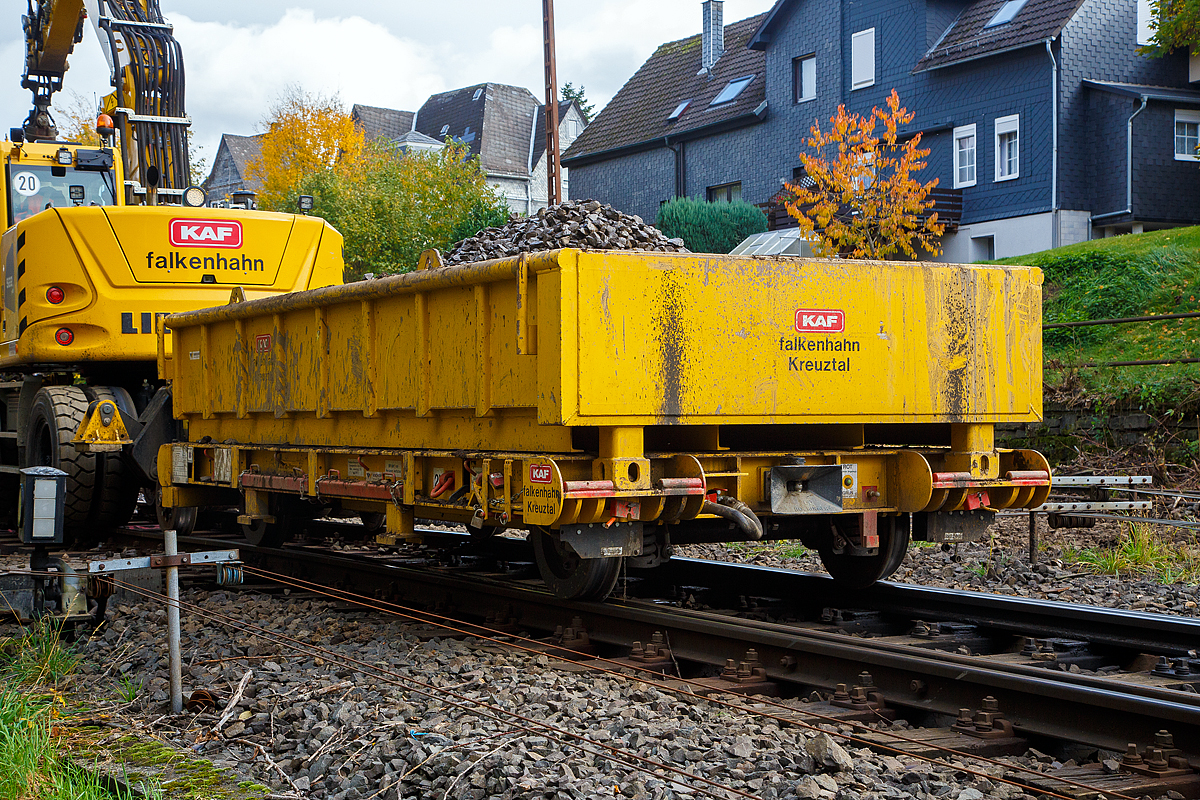 
Gleisbauanhänger A.P.E.L. T5025 und aufgesetzte Mulde, Kleinwagen Nr. D-KAF 99 80 9550 004-2  der KAF Falkenhahn Bau AG (Kreuztal) am 24.10.2020 angehangen an einen ZW-Bagger im Einsatz in Herdorf.

Der Wagen kann, wie hier, mit Schottermulden oder anderen Aufbauten durch ISO-Twistlocks genutzt werden. Für den Material- und Werkzeugtransport sind diverse Zurrpunkte sowie Rungeneinsätze vorhanden.

Das einzigartige Transportkonzept ermöglicht den Transport der Gleisbauanhänger mit jedem Standard-LKW sowie mit Standard-Hakenaufziehvorrichtungen. Die Gleisbauanhänger haben eine EBA – Abnahme und Zulassung als Schienengebundenes Gerät und können sowohl im Baugleis als auch im gesamten Betriebsgleis der DB Netz AG eingesetzt werden. Der Gleisbauanhänger T5025 mit den integrierten Rampen und Abstützungen ermöglich neben der standardmäßigen Verwendung auch den Transport von großen Baumaschinen und Geräten in die Baustelle.

In Verbindung mit einem ZW-Bagger sind die Gleisbauanhänger somit ein optimales Transportmittel für sämtliche Baumaterialien und/ oder Arbeitswerkzeugen. In Kombination mit den passenden Schottermulden eignen sie sich ebenfalls für alle Art von Schüttgütern. Sie zeichnen sich durch niedrige Bauhöhen sowie durch die hohe Traglast aus.

TECHNISCHE DATEN:
Hersteller: G.O.S. Tool & Engineering Services Ltd, Blaenavon (Wales - GB)
Vertrieb durch: WINDHOFF Gleisbautechnik GmbH (vormals A.P.E.L. Gleisbautechnik GmbH)
Baujahr: 2017
Fabriknummer: T00175
Achsanzahl: 2
Raddurchmesser: 550 mm
Spurweite: 1.435 mm
Länge über Kupplung: 5.300 mm
Breite: 2.420 mm
Achsstand: 4.600 mm
Höhe: 625 mm über SOK
Eigengewicht: 3.850 kg (ohne Mulde)
Nutzlast: 25 t
