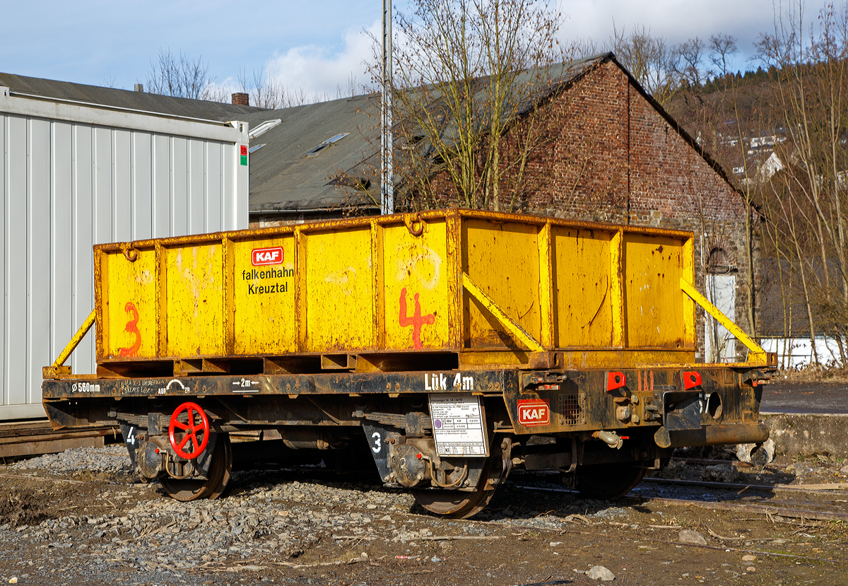 Gleiskraftwagenanhänger GKW-A mit aufgesetzter Mulde, Kleinwagen-Nr. 34.1.36785, der Fa. KAF Falkenhahn Bau AG (Kreuztal) abgestellt am 05.02.2017 beim Bahnhof Betzdorf (Sieg).

TECHNISCHE DATEN:
Spurweite: 1.435 mm (Normalspur)
Länge über Kupplung: 4.000 mm
Achsabstand: 2.000 mm
Laufraddurchmesser: 560 mm
Eigengewicht:  3,4 t    
Nutzlast: 8 t
Hg: 20 km/h
