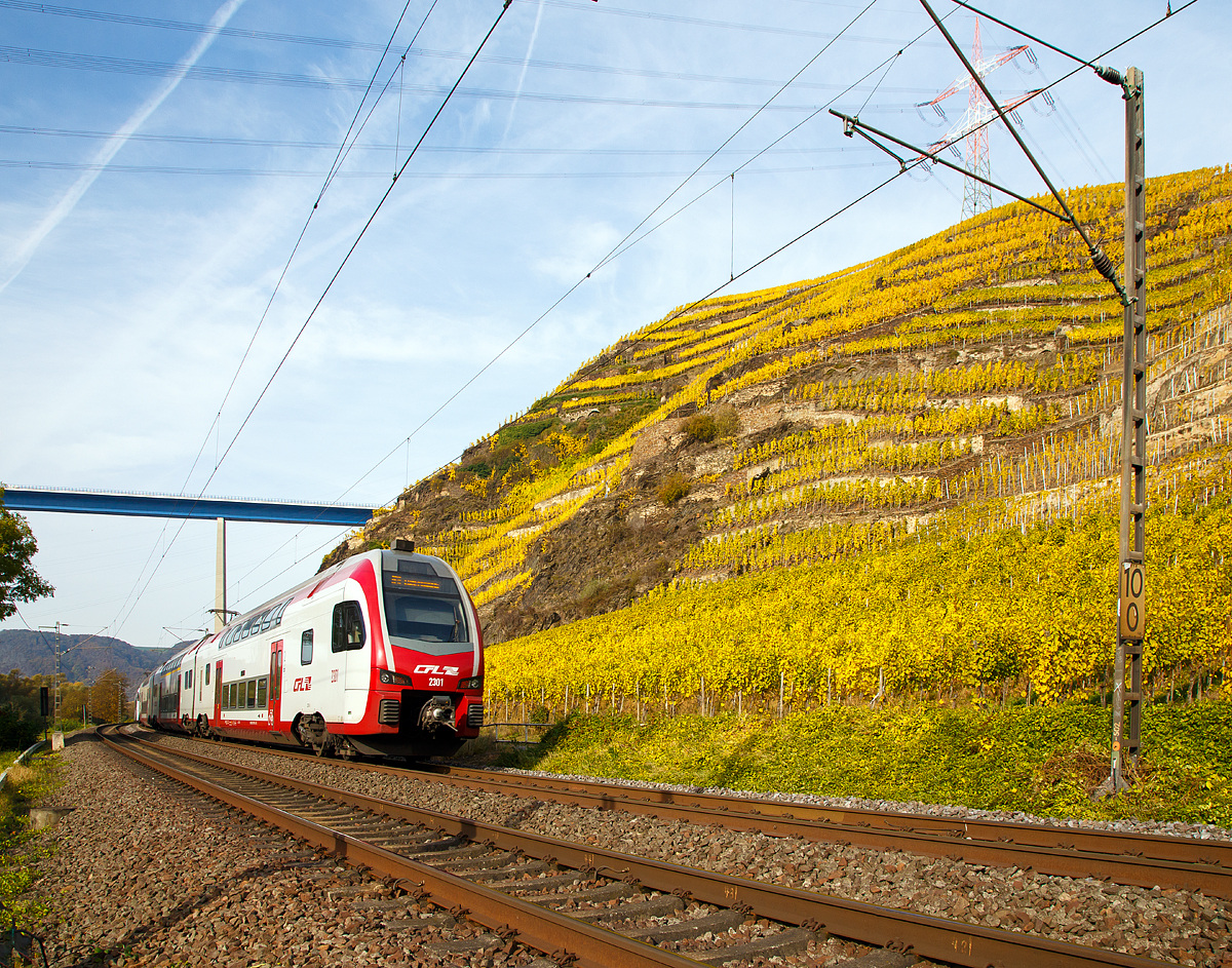 
Goldener Herbst: Hier nun im Nachschuss, der fünfteilige SÜWEX Stadler FLIRT 3 - 429 622 / 429 122 als RE 1   Südwest-Express  gekuppelt mit dem dreiteiligem CFL Stadler KISS 2301 als RE 11  Benelux-Express  fahren am 01.11.2016 bei Winningen Mosel aufwärts in Richtung Tier. In Trier werden die Triebzüge dann geflügelt, der Stadler FLIRT 3 fährt dann weiter via Saarbrücken und Kaiserslautern nach Mannheim, CFL Stadler KISS 2301 via Igel und Wasserbillig nach Luxembourg.