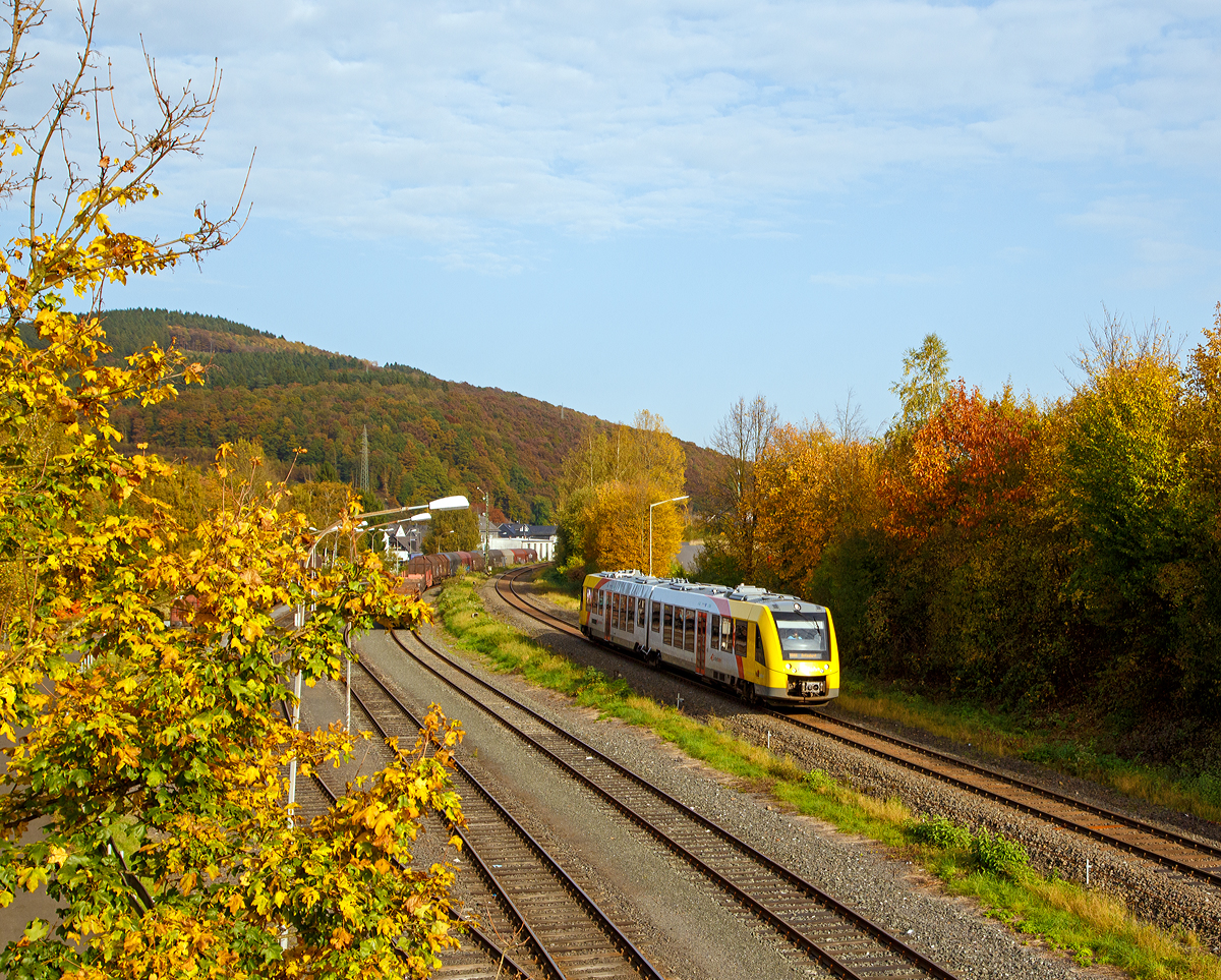 
Goldener Oktober - Der VT 505 (95 80 1648 105-2 D-HEB / 95 80 1648 605-1 D-HEB) der HLB (Hessische Landesbahn GmbH), ein Alstom Coradia LINT 41 der neuen Generation, erreicht am 16.10.2017 bald den Bahnhof Herdorf. Er fährt als RB 96  Hellertalbahn  die Verbindung Neunkirchen - Herdorf - Betzdorf.
