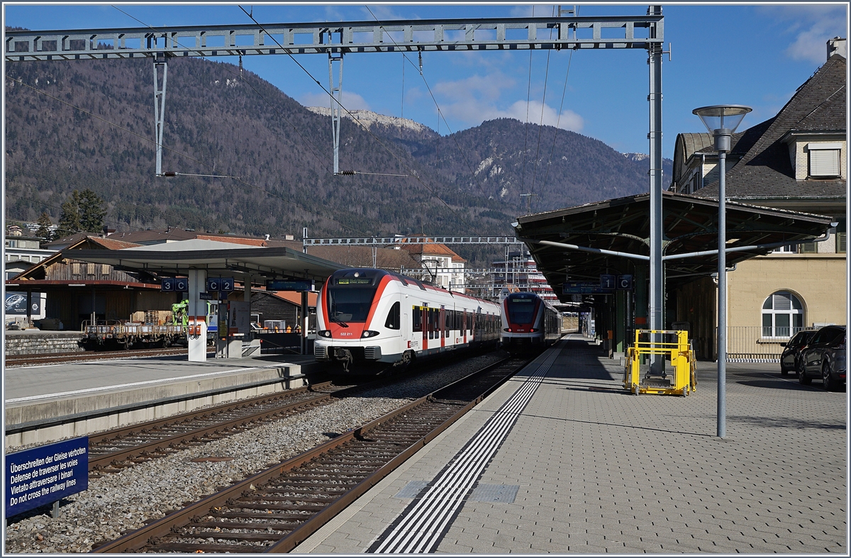 Grenchen Nord, an der MLB Strecke gelegen, welche 1913 eröffnet und vorwiegend mit französischem Kapital gebaut wurde, sollte den (Transit)-Verkehr der wenig günstig trassierte Strecken Moutier - Biel/Bienne via Tavannes übernehmen. Schon ein Jahr nach der Eröffnung brach der Erste Weltkrieg aus und als Folge kam das Elsass wieder zu Frankreich und fortan lief der internationale Verkehr wieder vorwiegend über Basel und den Gotthard. Die MLB diente nun in erster Linie dem Inlandverkehr Basel - Biel/Bienne. Seit der Wiedereröffnung der Strecke Delle - Belfort 9.12.2018) verkehren praktisch im Stundentakt wieder Züge nach Frankreich, auch wenn diese meist dem lokalen Verkehr dienen. Im Bild kreuzen sich der RABe 522 211 als RE 18171 von Meroux TGV nach Biel/Bienne unterwegs mit dem nach Meroux TGV fahrenden RABe 522 209. 22. Februar 2019