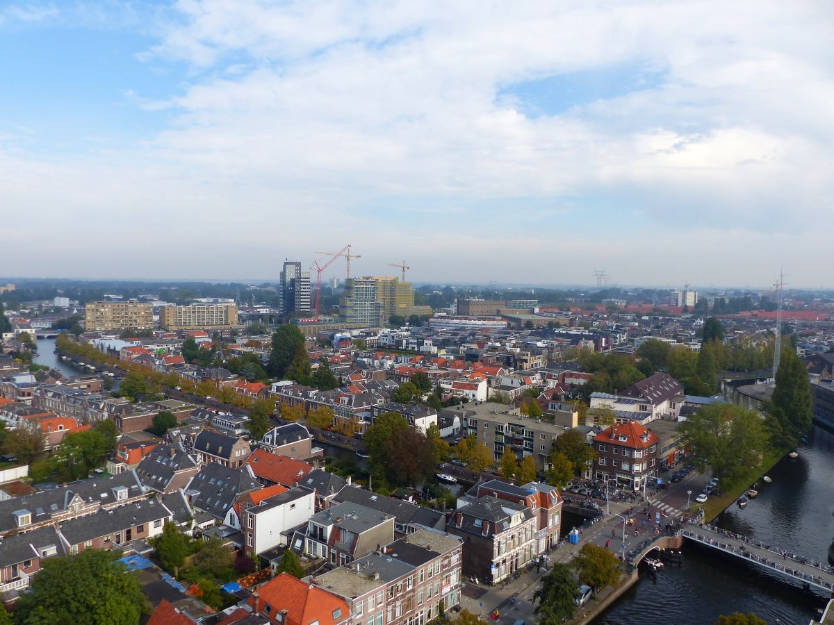 Groenoord und Noorderkwartier von oben gesehen. Leiden 03-10-2015.

Wijk Groenoord en Noorderkwartier gefotografeerd vanuit het reuze rad tijdens de 3 oktoberkermis Leiden 03-10-2015.