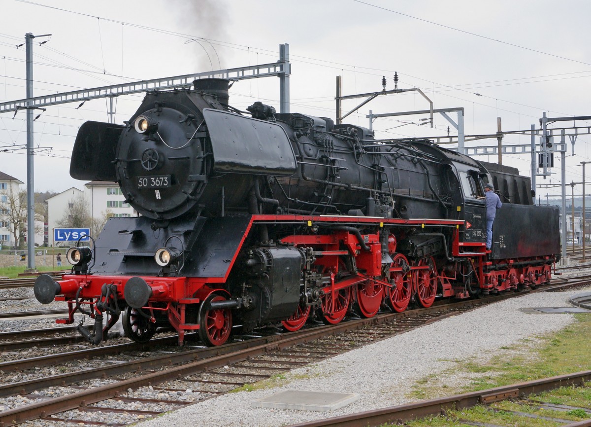 Grosse Frhlingsfahrt mit der Grossdampflok 503673 vom 11. Mrz 2015. Die Nostalgielok Be 4/4 Nr. 14 ex BT brachte den Sonderzug bis nach Olten Hammer, wo er durch die 50673 bernommen wurde. Die Be 4/4 14 wurde am Schluss des Zuges angehngt, um Umfahrungen zu vermeiden. Beim Wasserfassen in Lyss kam es zu einer Begenung mit der 01 202. Diese Aufnahme der 503673 entstand in Lyss. 
Foto: Walter Ruetsch