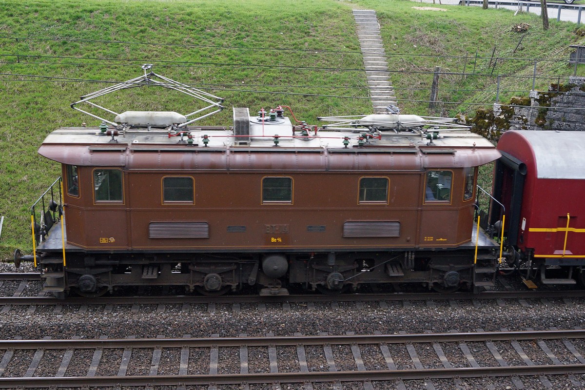 Grosse Frühlingsfahrt mit der Grossdampflok 503673 vom 11. März 2015. Die Nostalgielok Be 4/4 Nr. 14 ex BT brachte den Sonderzug bis nach Olten Hammer, wo er durch die 50673 übernommen wurde. Die Be 4/4 14 wurde am Schluss des Zuges angehängt, um Umfahrungen zu vermeiden. Beim Wasserfassen in Lyss kam es zu einer Begenung mit der 01 202. Zwischen Olten Hammer und Biel bildete die Be 4/4 14 der Lokremise Sulgen den Zugsschluss. Diese Aufnahme entstand bei Niederbipp.
Foto: Walter Ruetsch