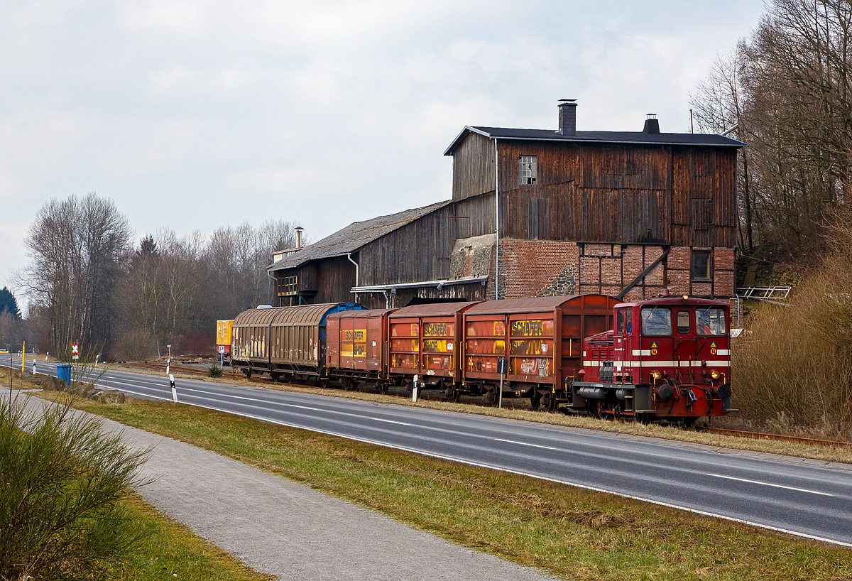 Güterverkehr am Westerwald.... 
Die V 26.3 (Lok 3) der Westerwaldbahn (WEBA) eine Jung R 30 B, fährt am 09.03.2016 mit einem Güterzug nach Weitefeld, hier zwischen Elkenroth und Weitefeld.

Nach über 100 Jahre wurde Ende 2017 der Güterverkehr der WEBA (Westerwaldbahn des Kreises Altenkirchen) auf der Strecke Scheuerfeld-Weitefeld endgültig eingestellt. Es gibt aber wieder Bestreben eines Holzunternehmers in Lagenbach b. K. die Strecke für Holztransporte zu reaktivieren, wobei viele Anlieger lieber einen Radweg hätten. Dabei könnte die alte Schienenverbindung in einer zweiten Phase sogar verlängert werden und der benachbarten Stromtrasse direkt bis zum Firmensitz in Langenbach folgen, so dass der als weniger umweltverträglich geltende Transport per Lastwagen vollständig und ohne Umschlagen durch die ökologisch sinnvollere Lösung mit Eisenbahn-Waggons ersetzt werden könnte. Dies würde rund 50 Lkw-Ladungen pro Woche aus Entfernungen von mehr als 200 km einsparen.
