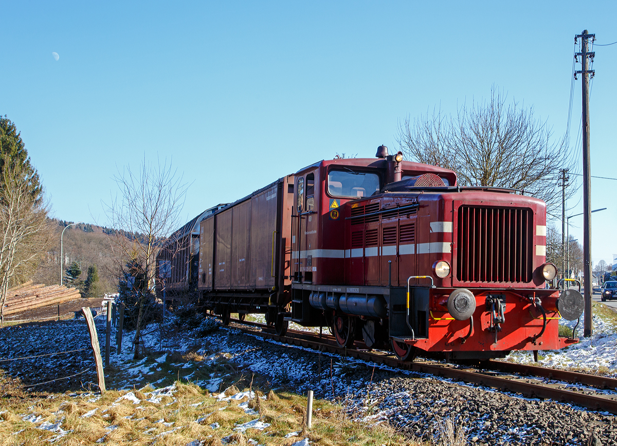 
Güterverkehr am Westerwald, mit einem Hauch von Winter....
Die V 26.3 (Lok 3) der Westerwaldbahn (WEBA) eine Jung R 30 B, fährt am 16.02.2016 ihrem Güterzug von Weitefeld, via Bindweide, nach Scheuerfeld/Sieg, hier beim Ortsausgang Elkenroth.

Die Jung Lok vom Typ R 30 B wurden bei der Firma Jung in Kirchen/Sieg 1957 unter der Fabriknummer 12748 gebaut und als V 26.3 an die WEBA geliefert. Sie hat die NVR-Nummer 98 80 3944 005-8 D-WEBA.