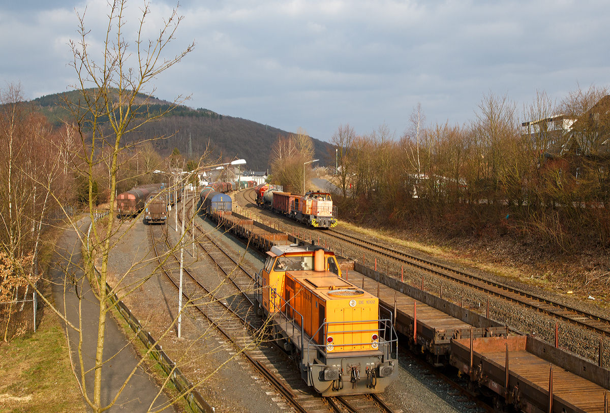 
Güterverkehr im Hellertal.....
Während die Lok 42 (92 80 1277 902-3 D-KSW) eine Vossloh MaK G 1700 BB der KSW (Kreisbahn Siegen-Wittgenstein) mit 3 Wagen von Burbach-Würgendorf am 11.03.2016 in Herdorf ankommt, die sie dann noch dem rechts stehenden lagen Übergabezug hinzufügt. 
Wartet vorne die Lok 41 (98 80 0272 008-0 D-KSW), eine MaK DE 1002, der Kreisbahn Siegen-Wittgenstein (KSW).