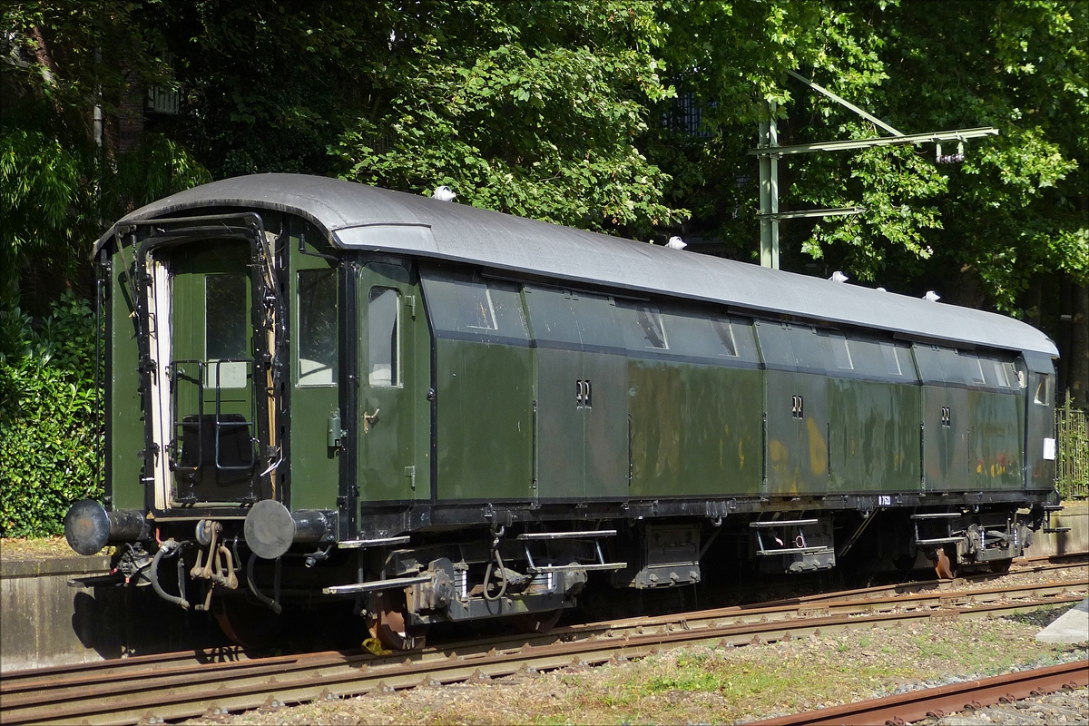 Gterwagen NSD 7521, Bj 1931, 
V.max: 140 km/h; 
L 21,80 m; 
Gewicht 42,5 t; 
5 Achsen; 
gebaut wurden 5 Wagen von diesem Typ fr den Postdienst, 
Speziell gebaut fr Eingeschrieben Waren und Wertsendungen, 
im Fernverkehr fr die Gepckstcke der Bahnreisenden, 
dieser Wagen hat 3 Gepckrume welche  im Internationalem Verkehr einzeln vom Zoll versiegelt werden konnten, 
seit 1995 ist das Fahrzeug im Besitz des Museums. 
Utrecht 01.10.2016