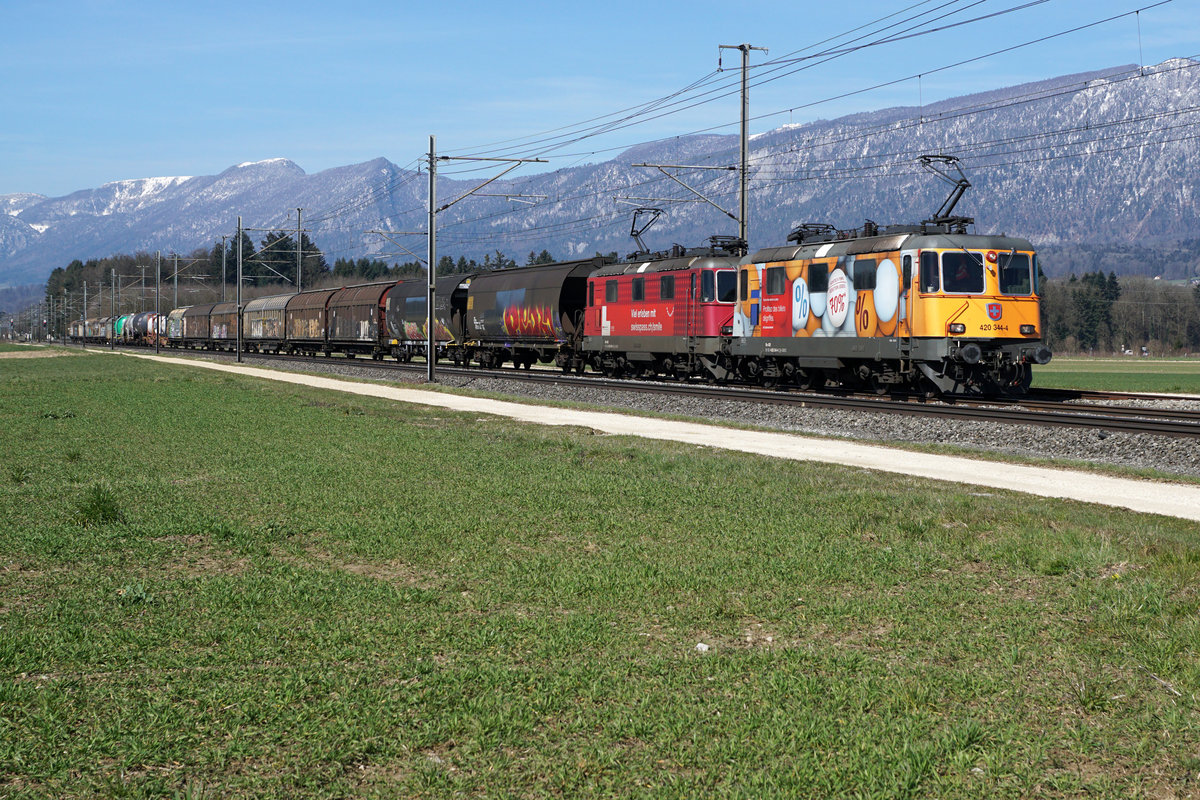 Gterzug von SBB Cargo National mit farbenfroher Re 420-Doppeltraktion bei Deitingen unterwegs am 23. Mrz 2021.
An der Spitze des Zuges eingereiht ist die Re 420 344-4.
Foto: Walter Ruetsch