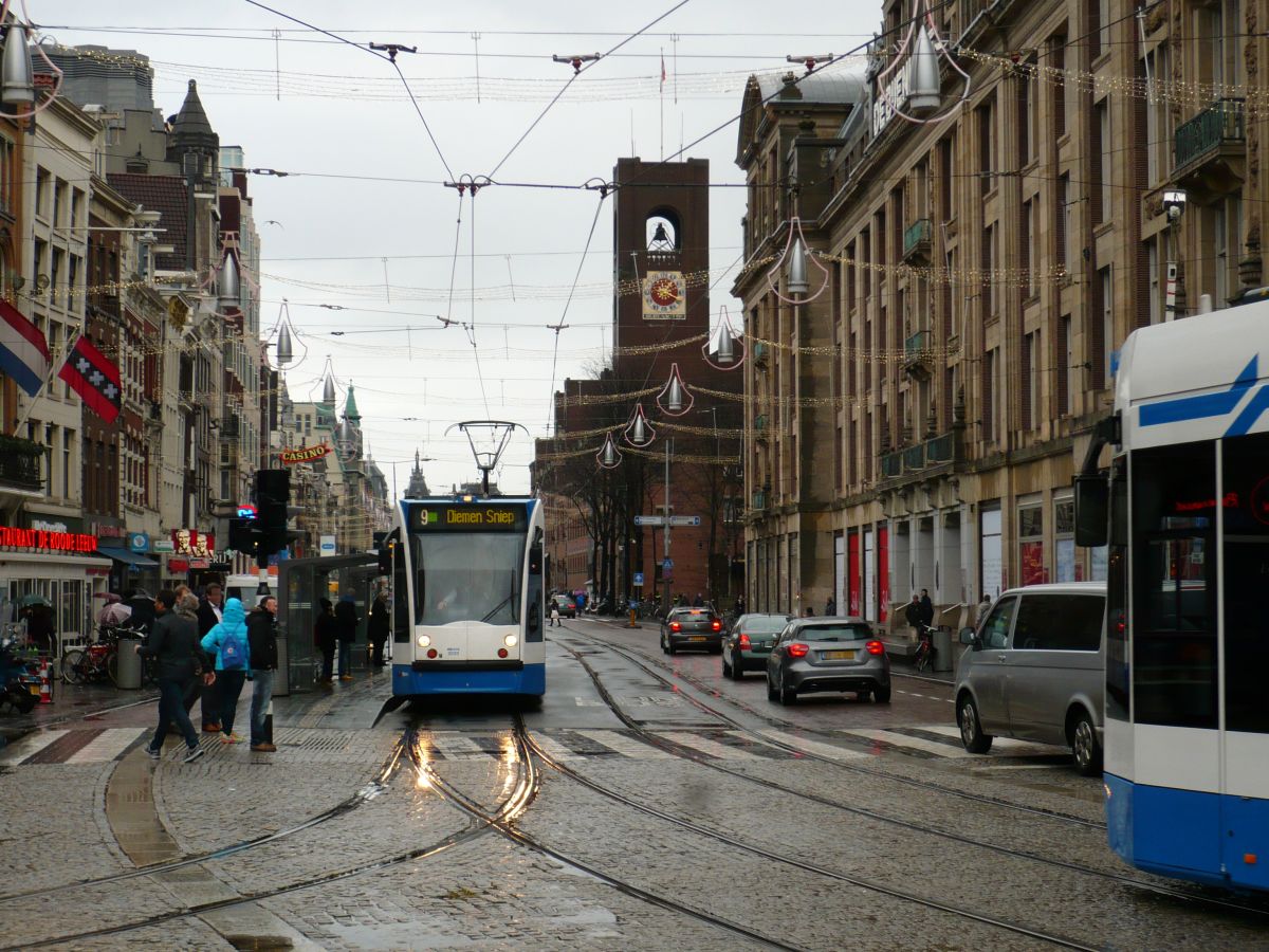 GVB TW 2033 Damrak, Amsterdam 13-01-2016.
GVB tram 2033 Damrak, Amsterdam 13-01-2016.