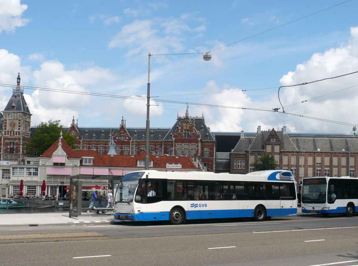 GVBA Bus 253 DAF Jonckheer Berkhof Premier SB250 Baujahr 2002. Prins Hendrikkade, Amsterdam 30-07-2014.

GVBA bus 253 DAF Jonckheer Berkhof Premier SB250 bouwjaar 2002. Prins Hendrikkade, Amsterdam 30-07-2014.