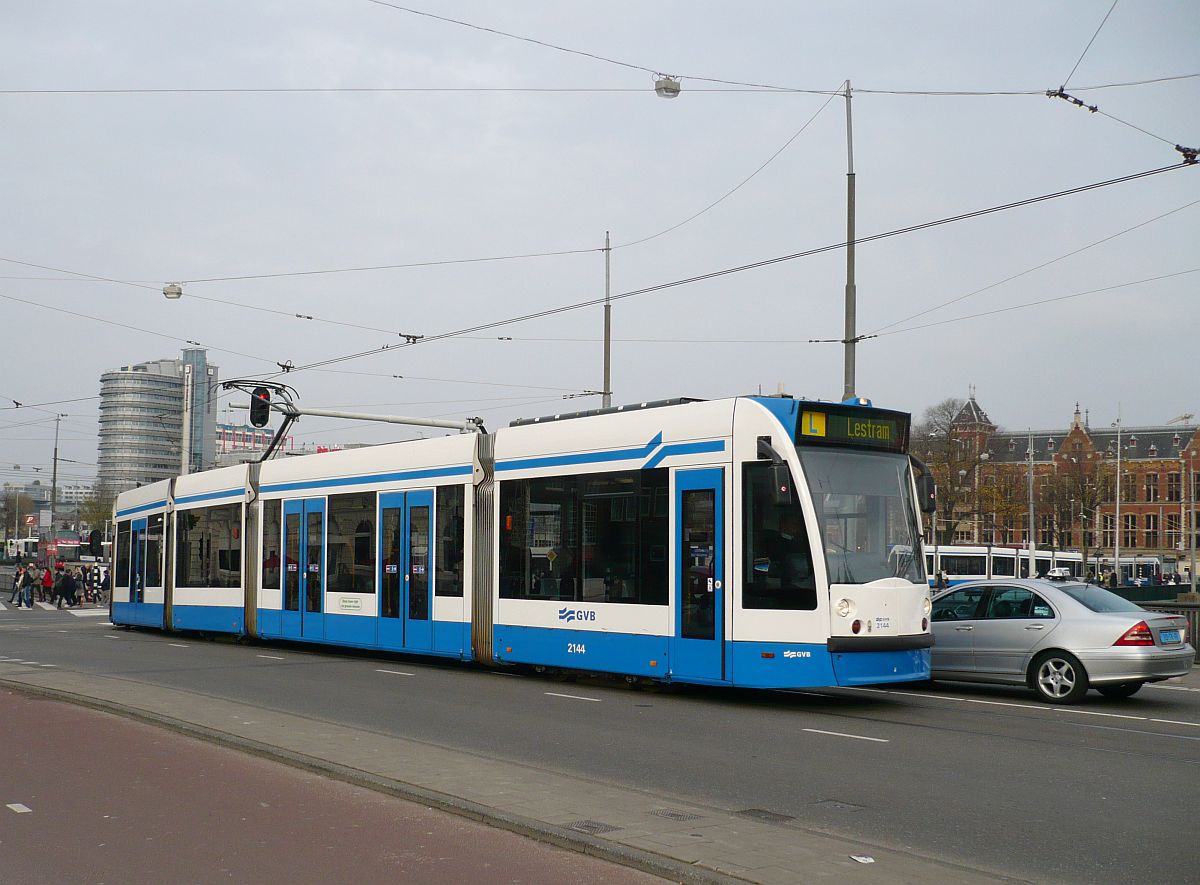 GVBA tTW2144 Prins Hendrikkade, Amsterdam 26-11-2014.

GVBA tram 2144 Prins Hendrikkade, Amsterdam 26-11-2014.