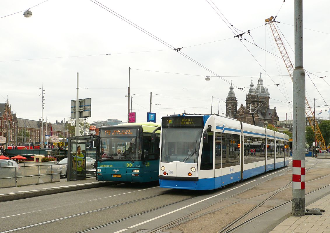 GVBA TW 2048 neben Connexion Bus 3874 MAN Lion's City Baujahr 2007. Prins Hendrikkade Amsterdam 18-09-2013.