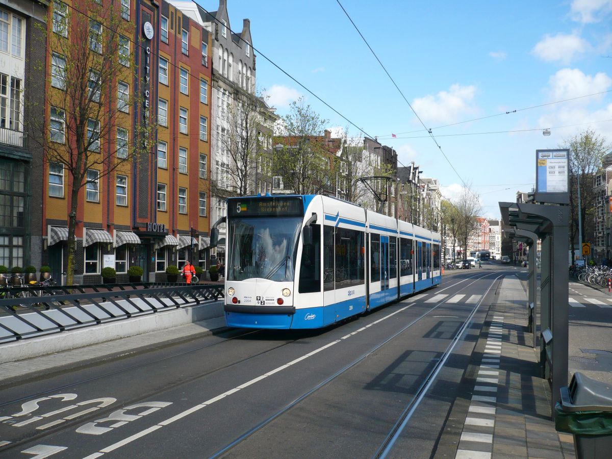 GVBA TW 2204 Haltestelle Nieuwezijds Kolk.  Nieuwezijds Voorburgwal, Amsterdam 09-04-2014.

GVBA tram 2204 bij de halte Nieuwezijds Kolk.  Nieuwezijds Voorburgwal, Amsterdam 09-04-2014.