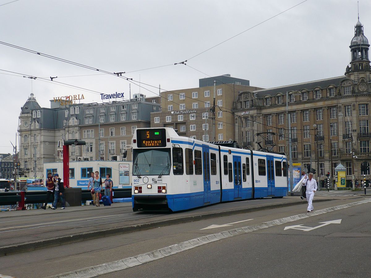 GVBA TW 902 bei Amsterdam Centraal Station 15-07-2014.

GVBA tram 902 op de Westelijke Toegangsbrug bij het centraal station. Amsterdam 15-07-2014.