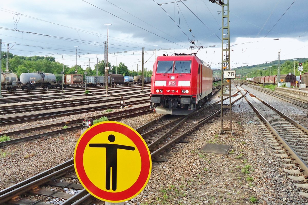 Halt fÚr den Fotografen, der in Weil-am-Rhein 185 201 erwiswcht am 22 September 2010.