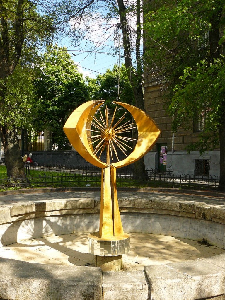 Halytskaplatz in Lviv 13-05-2014.

Fontein op het Halytskaplein in Lviv 13-05-2014.