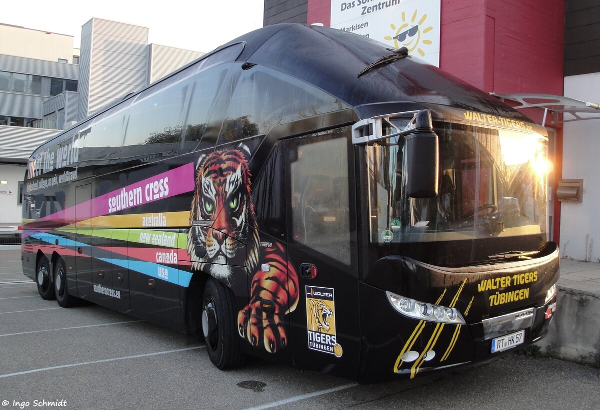 Hartmann & Kurz Omnibusverkehr aus Pliezhausen | Teambus Walter Tigers Tübingen | RT-HK 57 | Neoplan N 5217 SHD Starliner | 28.09.2014 in Leinfelden-Echterdingen Hartmann & Kurz Omnibusverkehr aus Pliezhausen | Teambus Walter Tigers Tübingen | RT-HK 57 | Neoplan N 5217 SHD Starliner | 28.09.2014 in Leinfelden-Echterdingen
