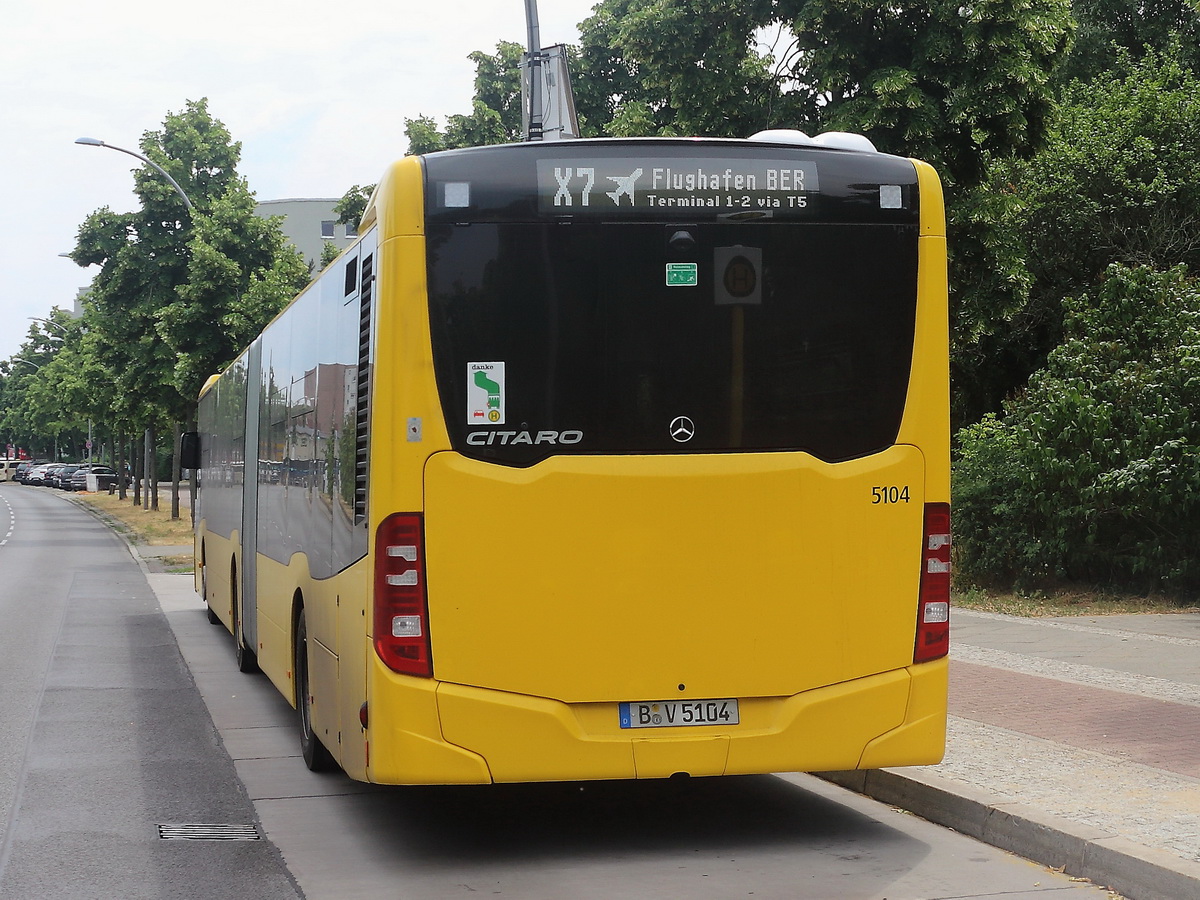 Heckpartie des Mercedes-Benz Citaro C2 G der BVG der Linie X7 zum BER Terminal 1 und 2 am 02. Juli 2021 in Berlin Rudow. 