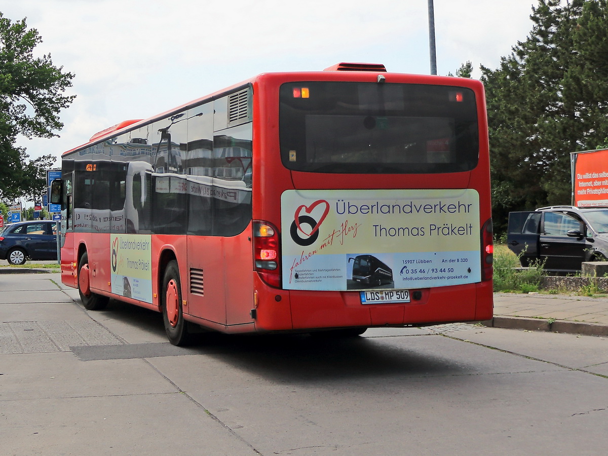 Heckpartie des S 415 NF der Firma berlandverkehr Thomas Prkelt bei der Abfahrt vom Parkplatz des Regionalbahnhof Berlin Flughafen Schnefeld am 14. Juni 2020.